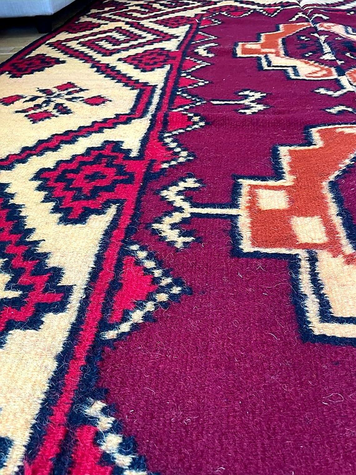 Tapis roumain tissé à la main en laine design géométrique marron et jaune 246x163cm