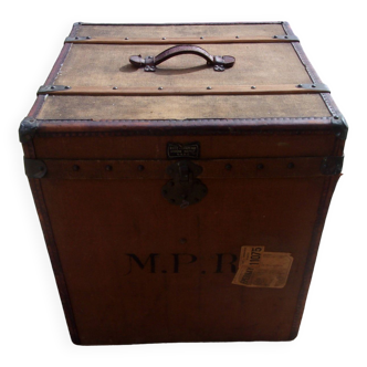 Old hat trunk with interior hat holders