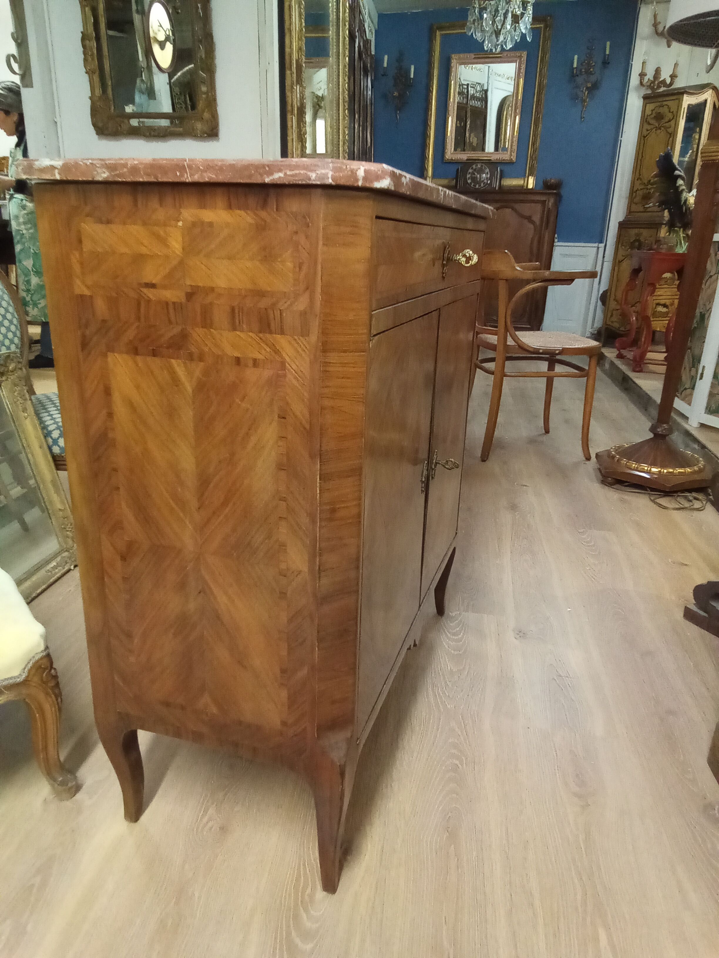 Commodity in rosewood veneer