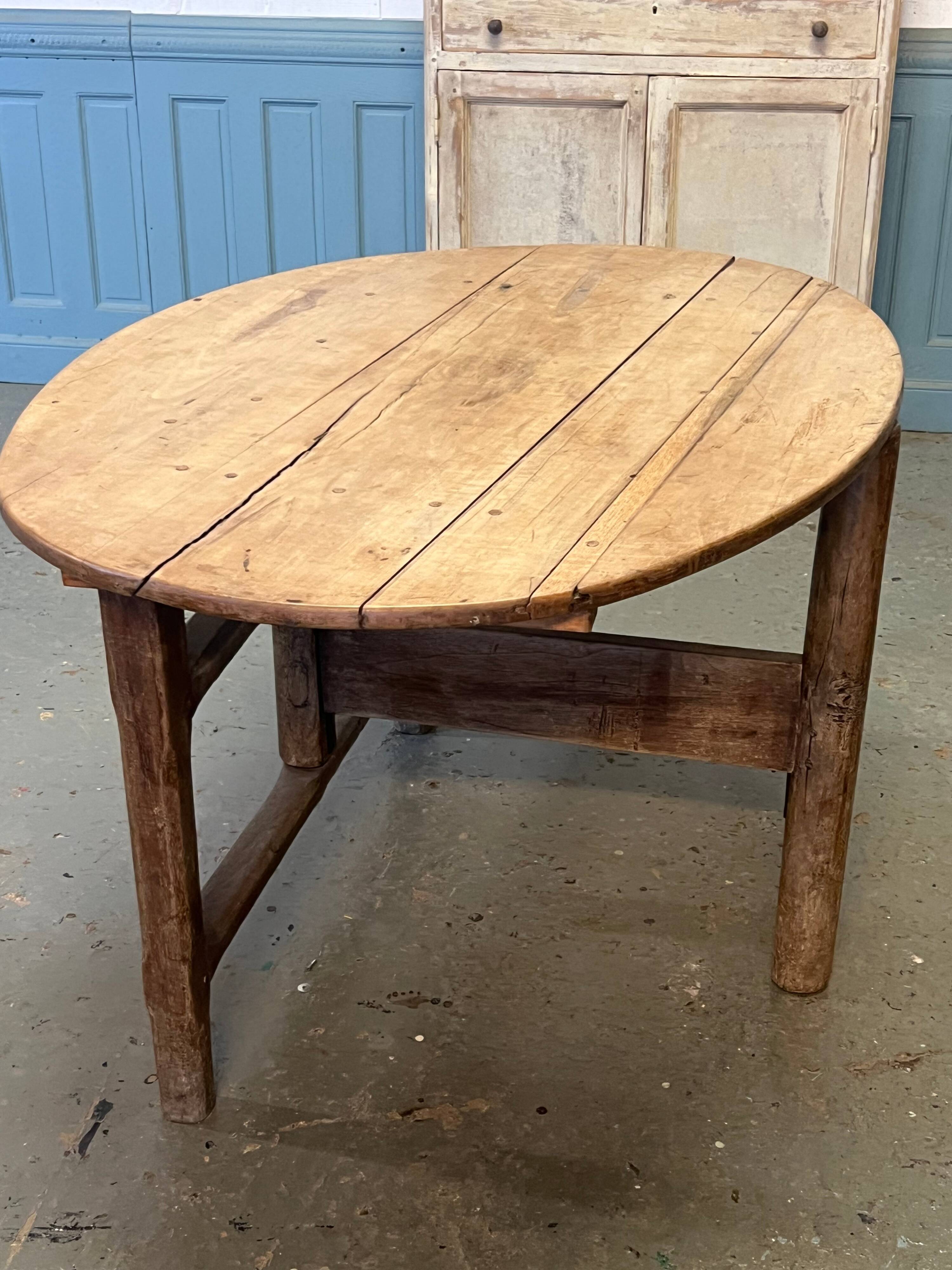 Table XVIIIème en noyer