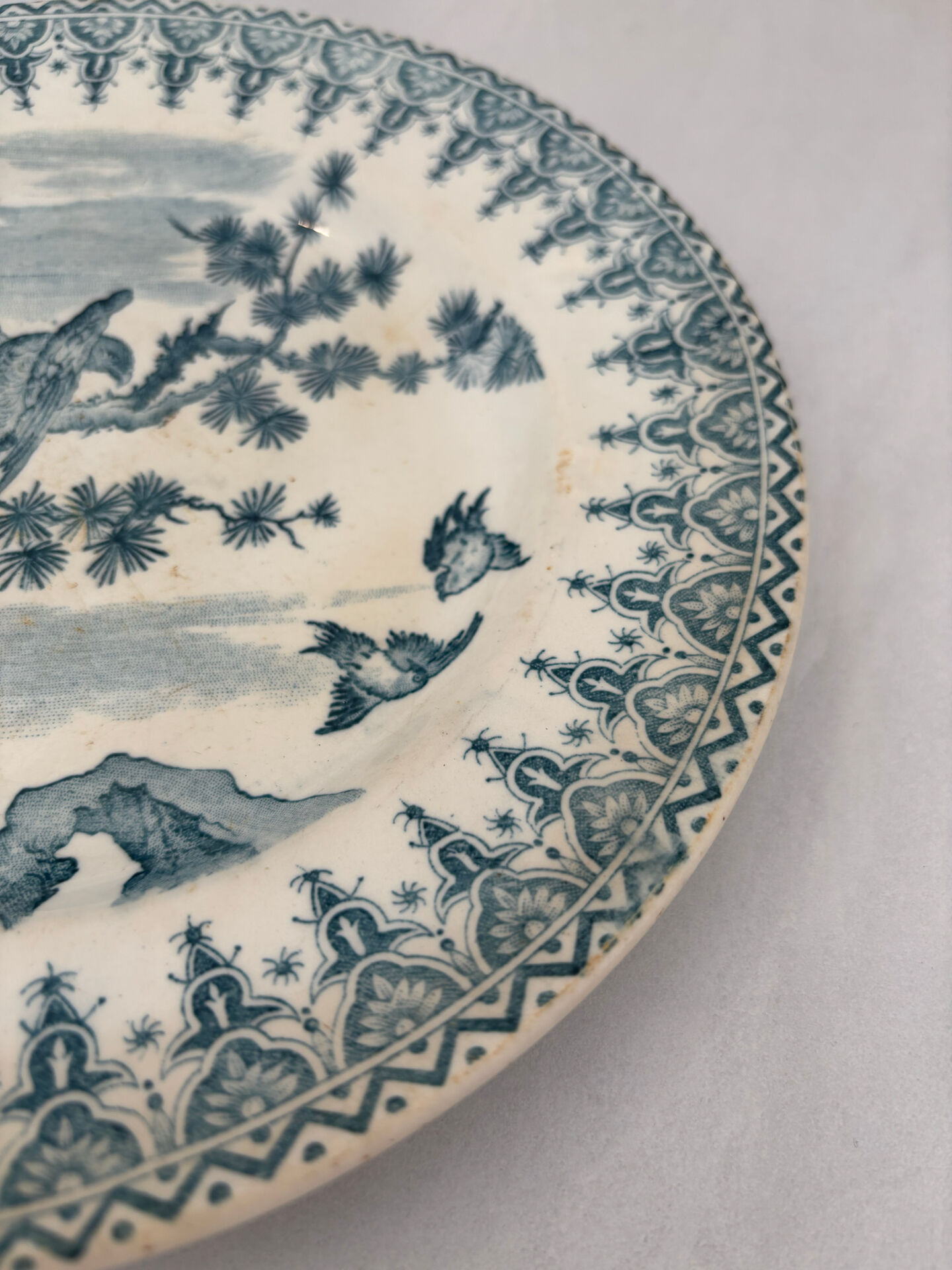Flat plate iron earth Gien French earthenware eagle decoration - faience