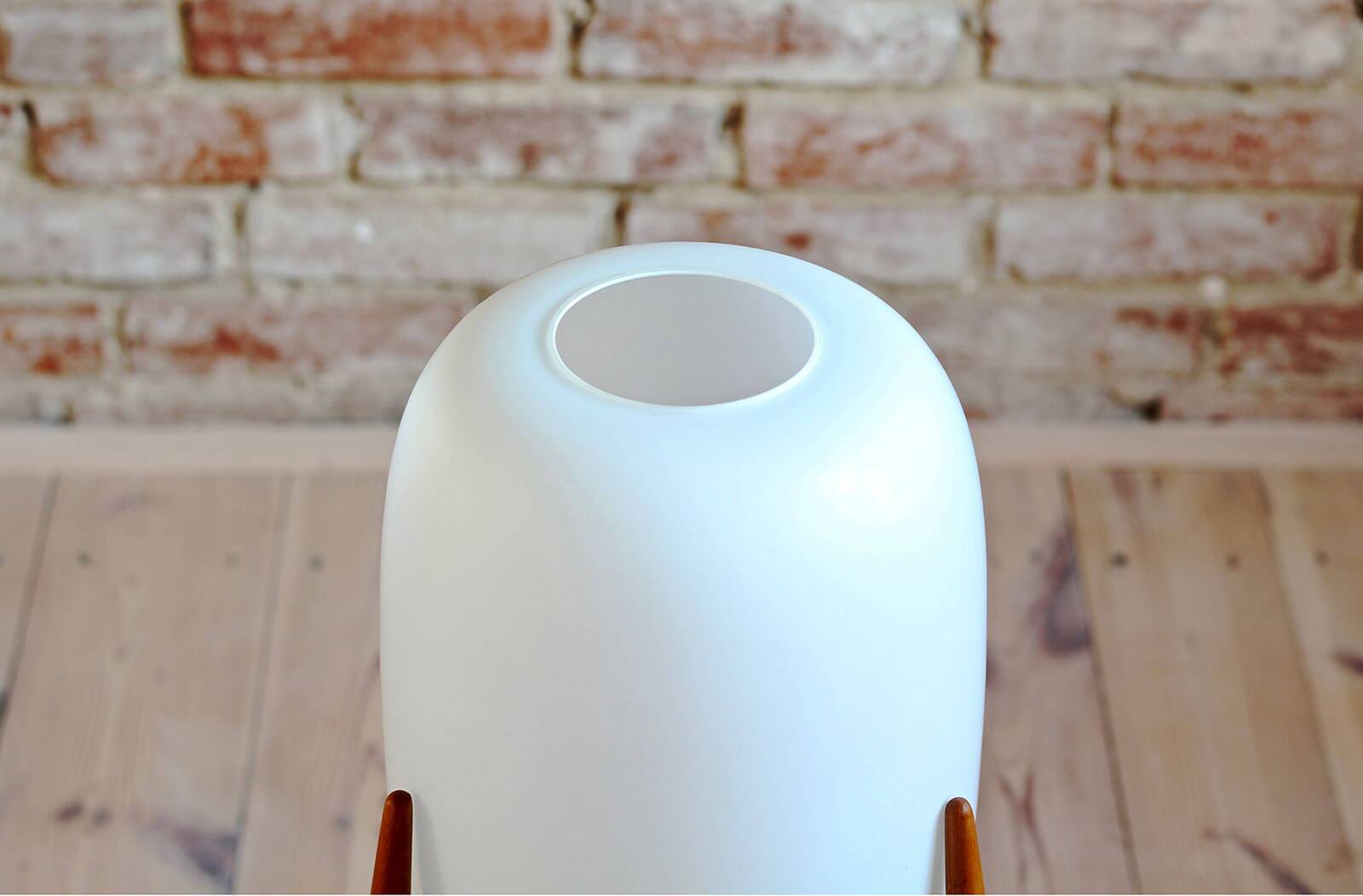 Lampadaire Space Age, abat-jour en verre, base tripode en bois, années 1960