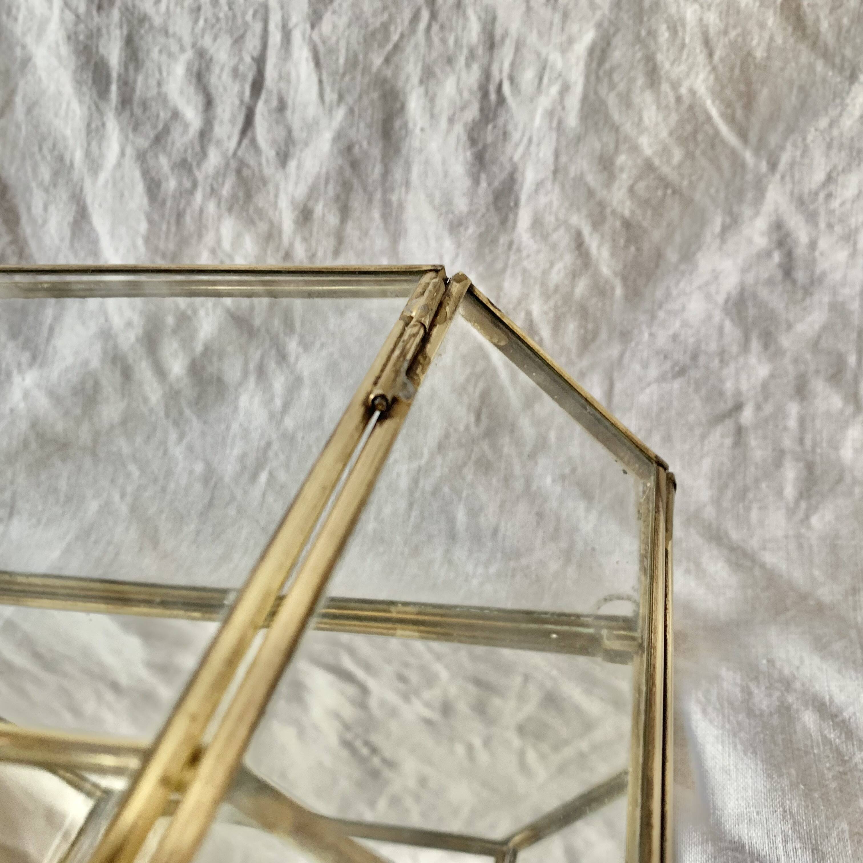 Small vintage display case in clear glass, mirrored glass and brass