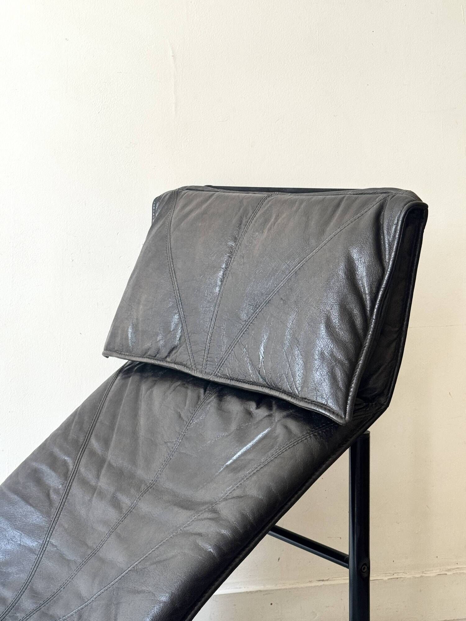 Scandinavian design chaise longue in black leather by Tord Björklund, Sweden 1970.