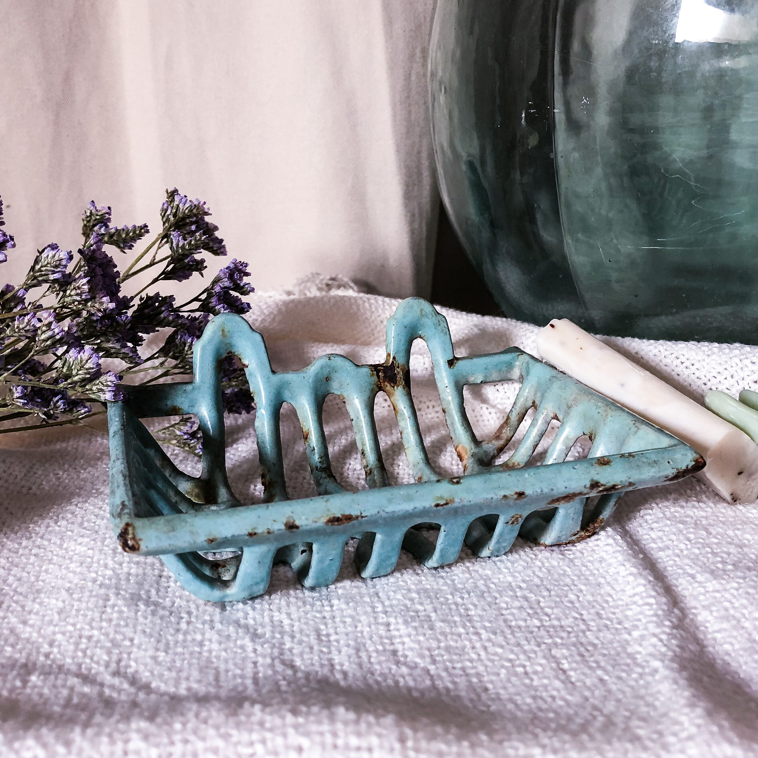 Cast-cast-or-white soap holder