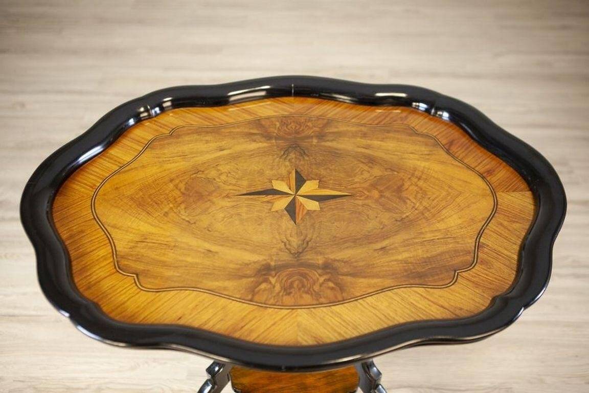 Oval Tea Table in Walnut and Veneer, 1870
