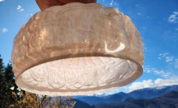 Abat-jour suspendu Art Déco en verre opalin rose, détail de la rose