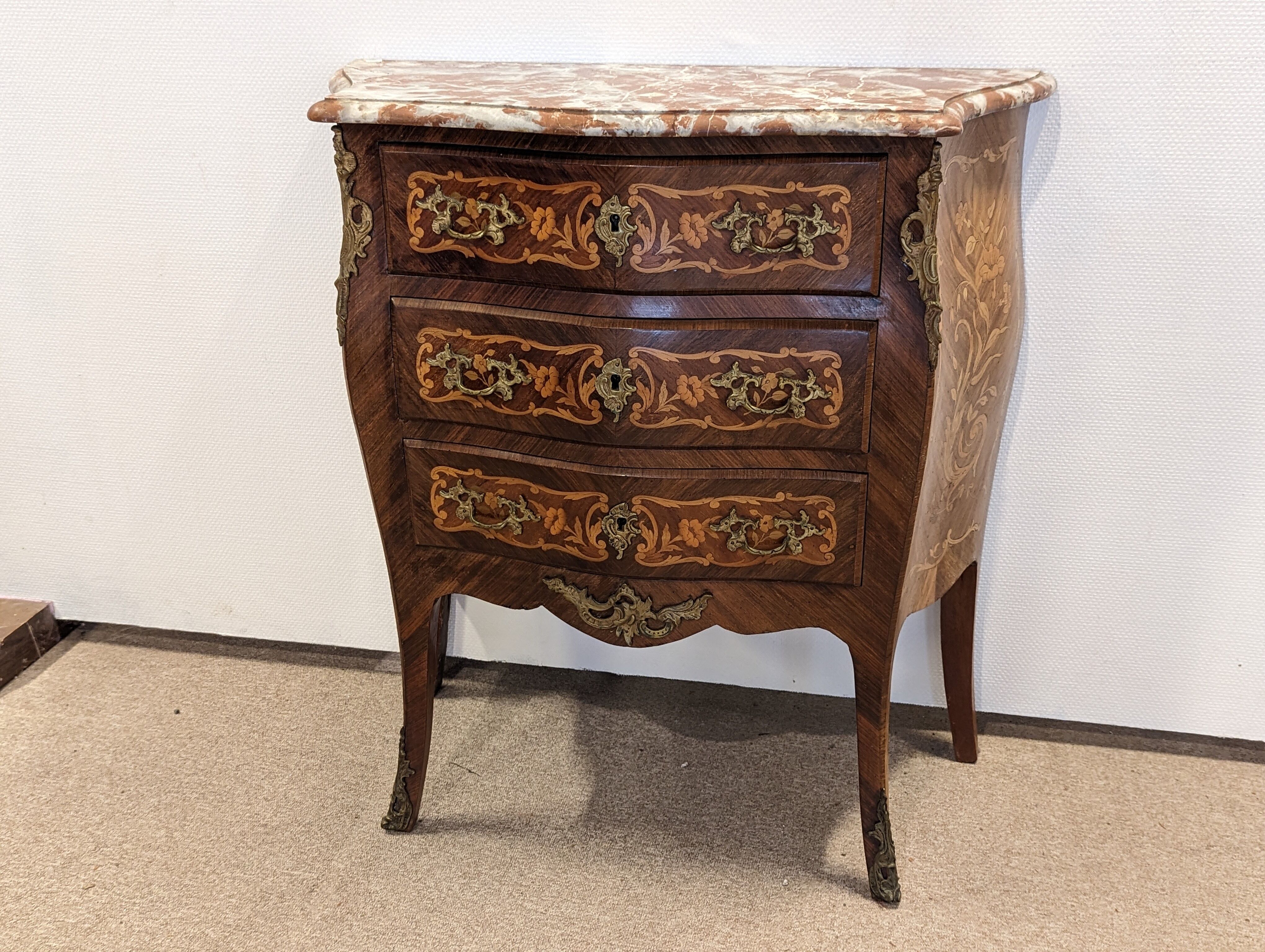 Small chest of drawers sauteuse louis XV inlaid