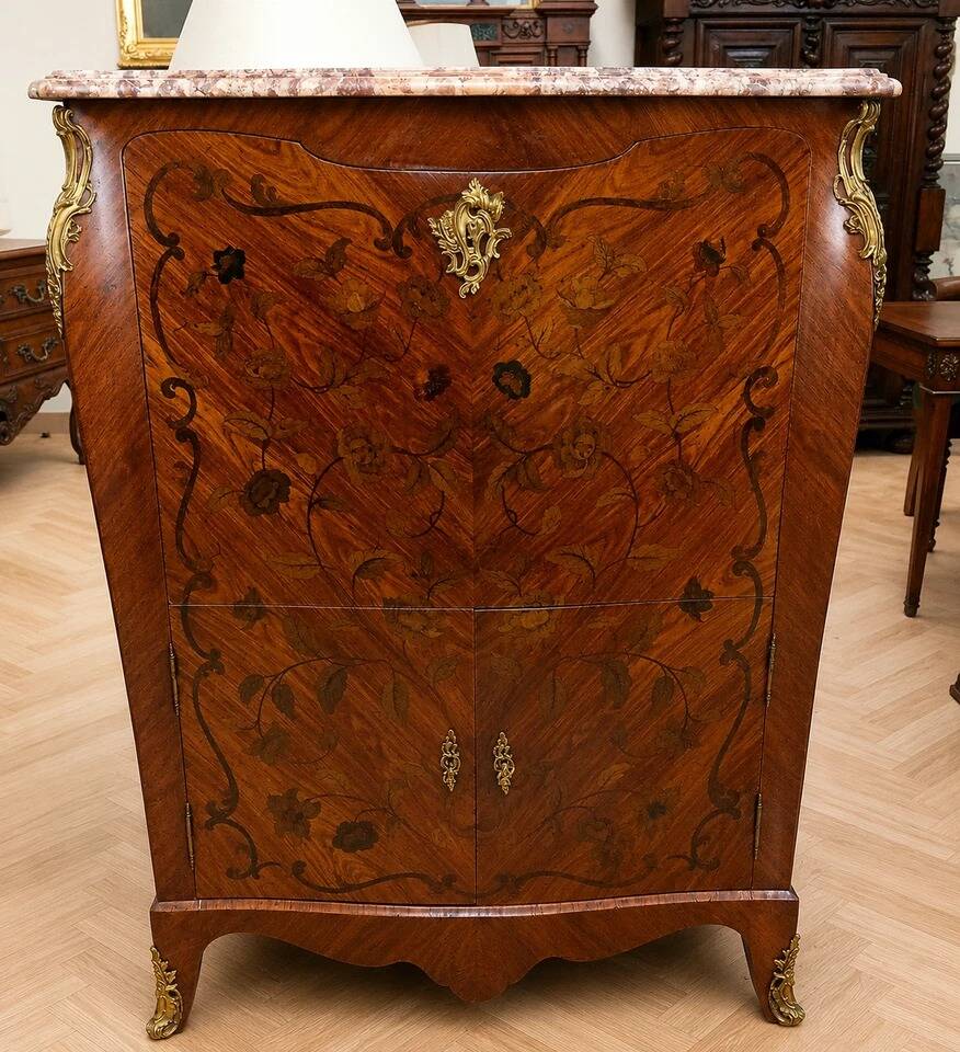 Important Louis XV secretary, in floral marquetry and rich.
