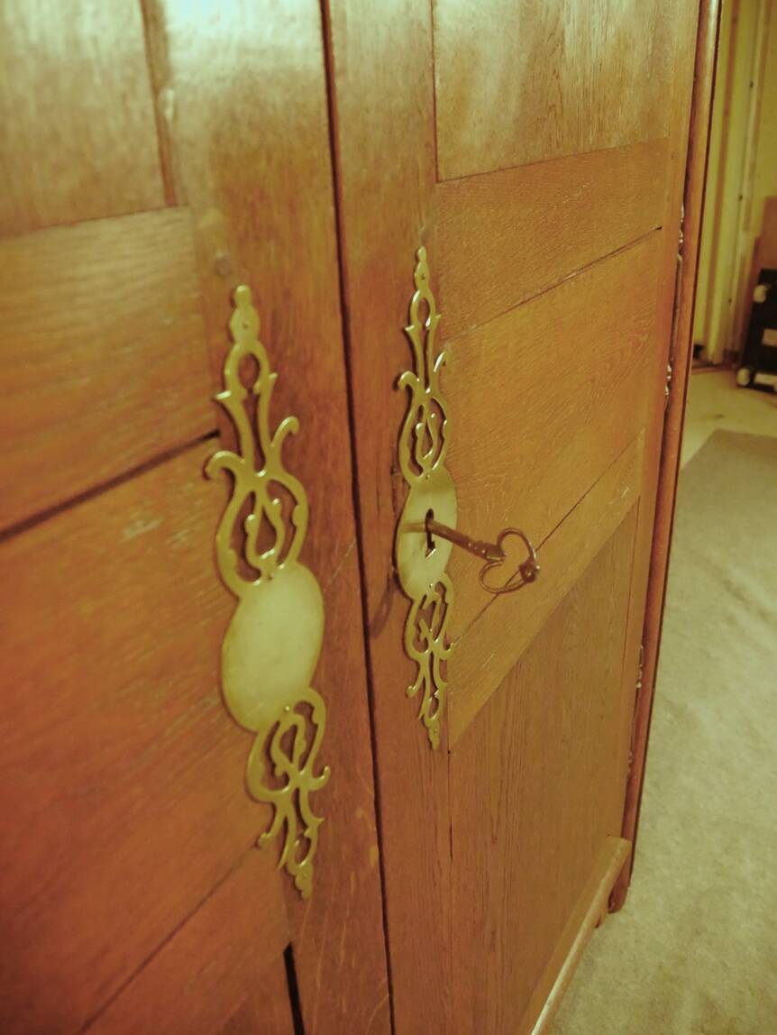 Malouine wardrobe in oak from the early 18th century.