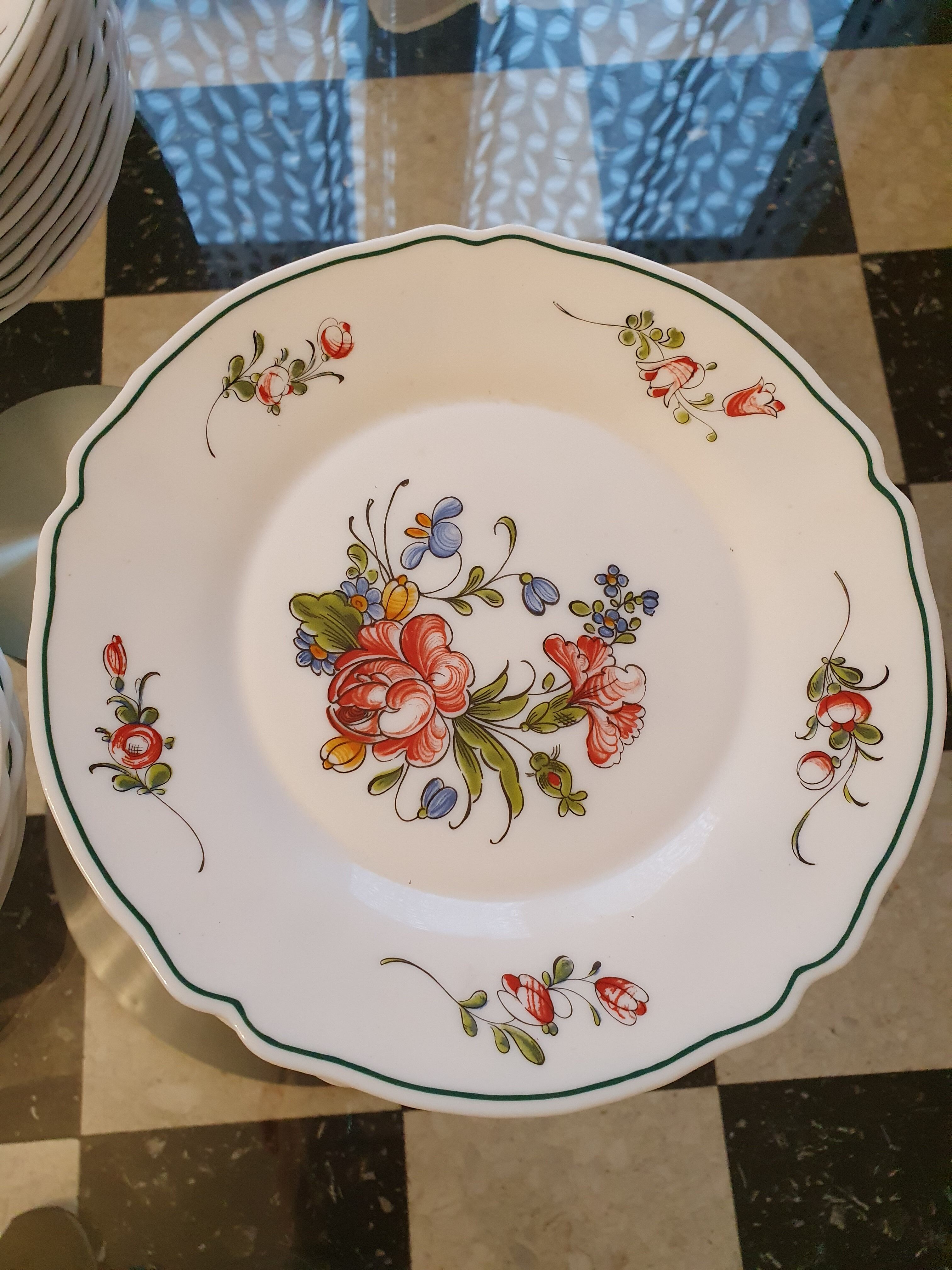 LOT OF 18 FRANCE ARCOPAL ASSIETTES