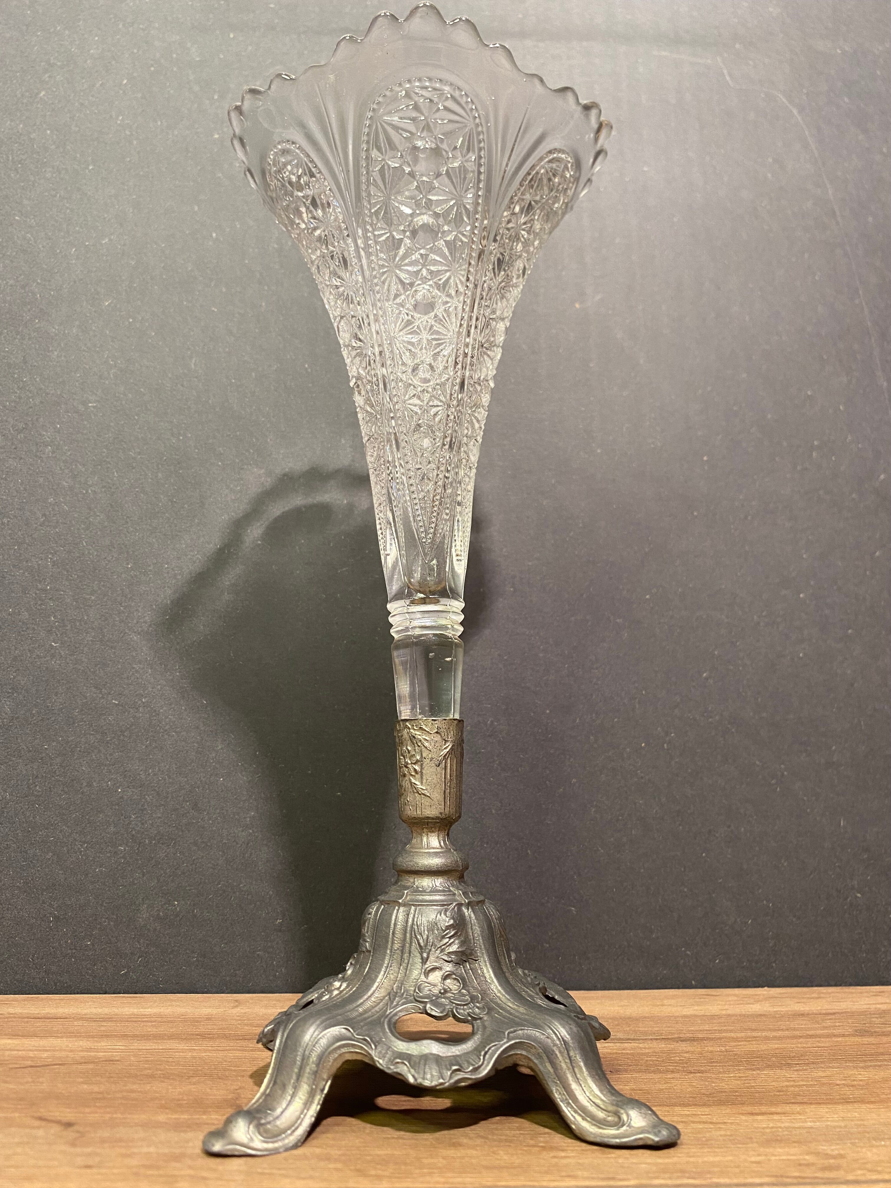 Cone vase, cut crystal bouquet (most certainly Baccarat, Saint Louis ...)