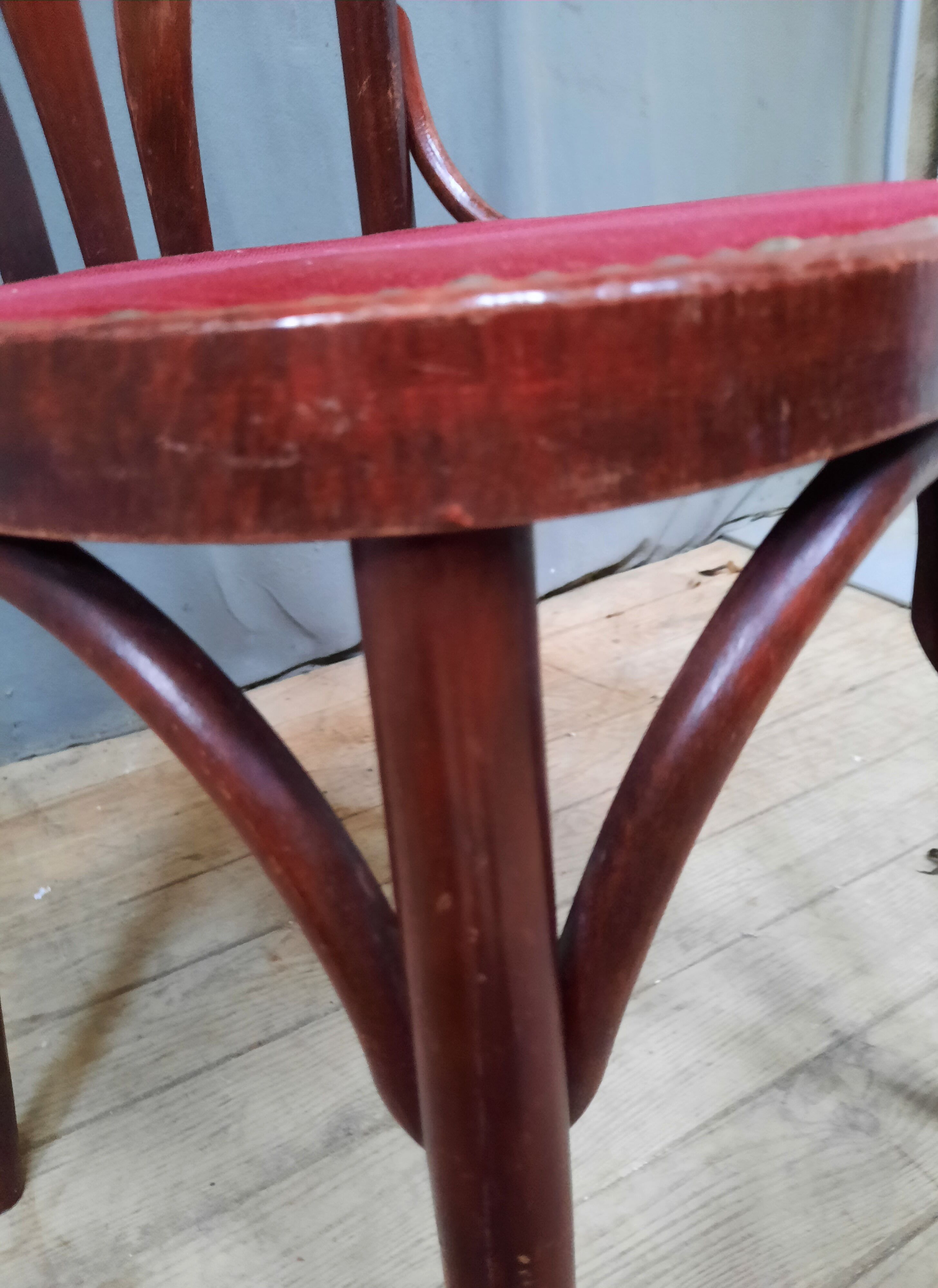 Serie de 6 chaises bistrot en bois courbé