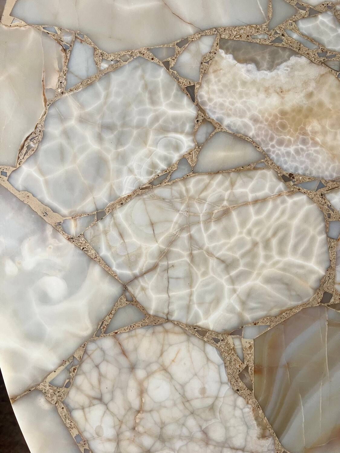 Coffee table in wood, marble and onyx.