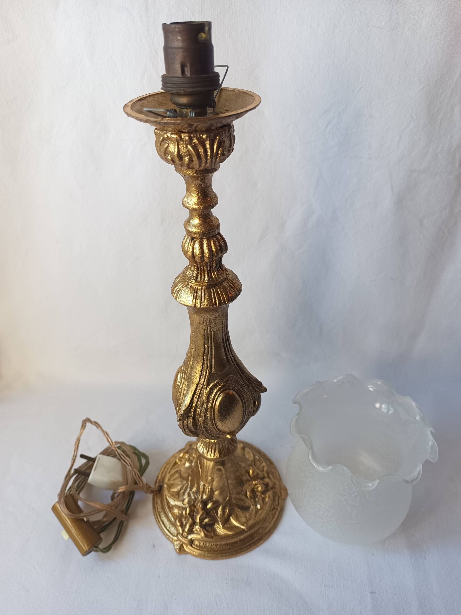 Lampe ancienne bronze doré médaillon tulipe gravé 47 cm décoration intérieure