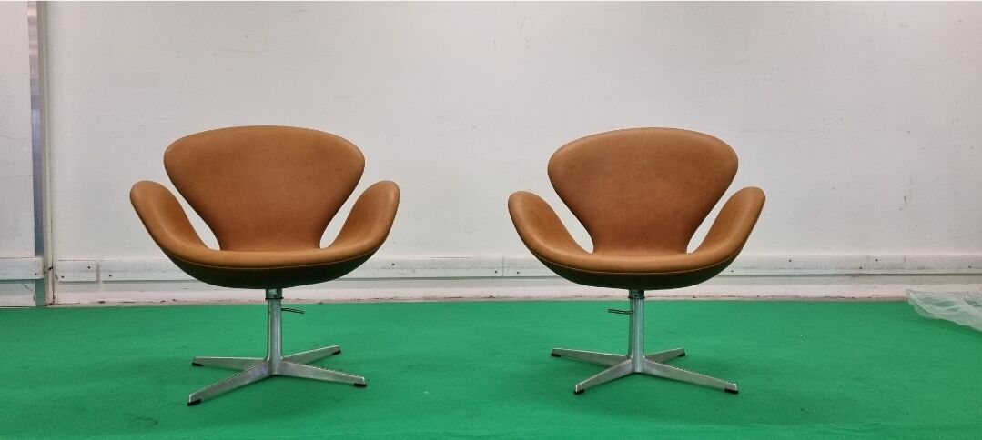 Pair Arne Jacobsen Swan chair Fritz Hansen