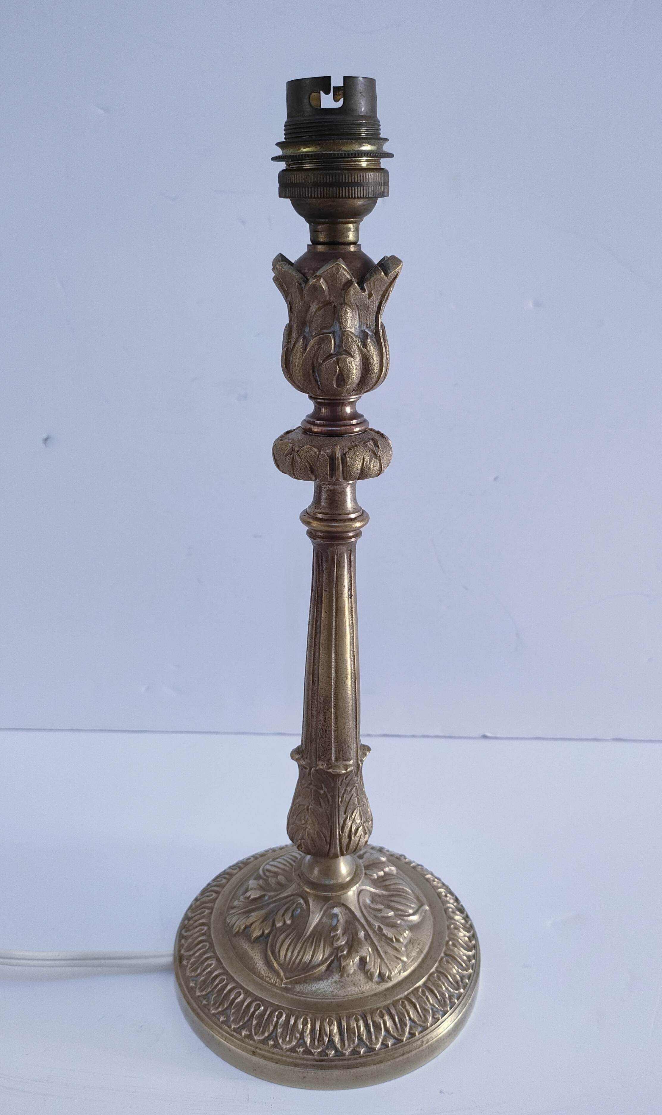 Pied de lampe bronze décor feuillagé
