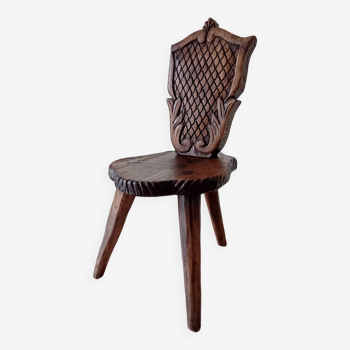 Chaise tripode brutaliste en bois sculpté XIXeme