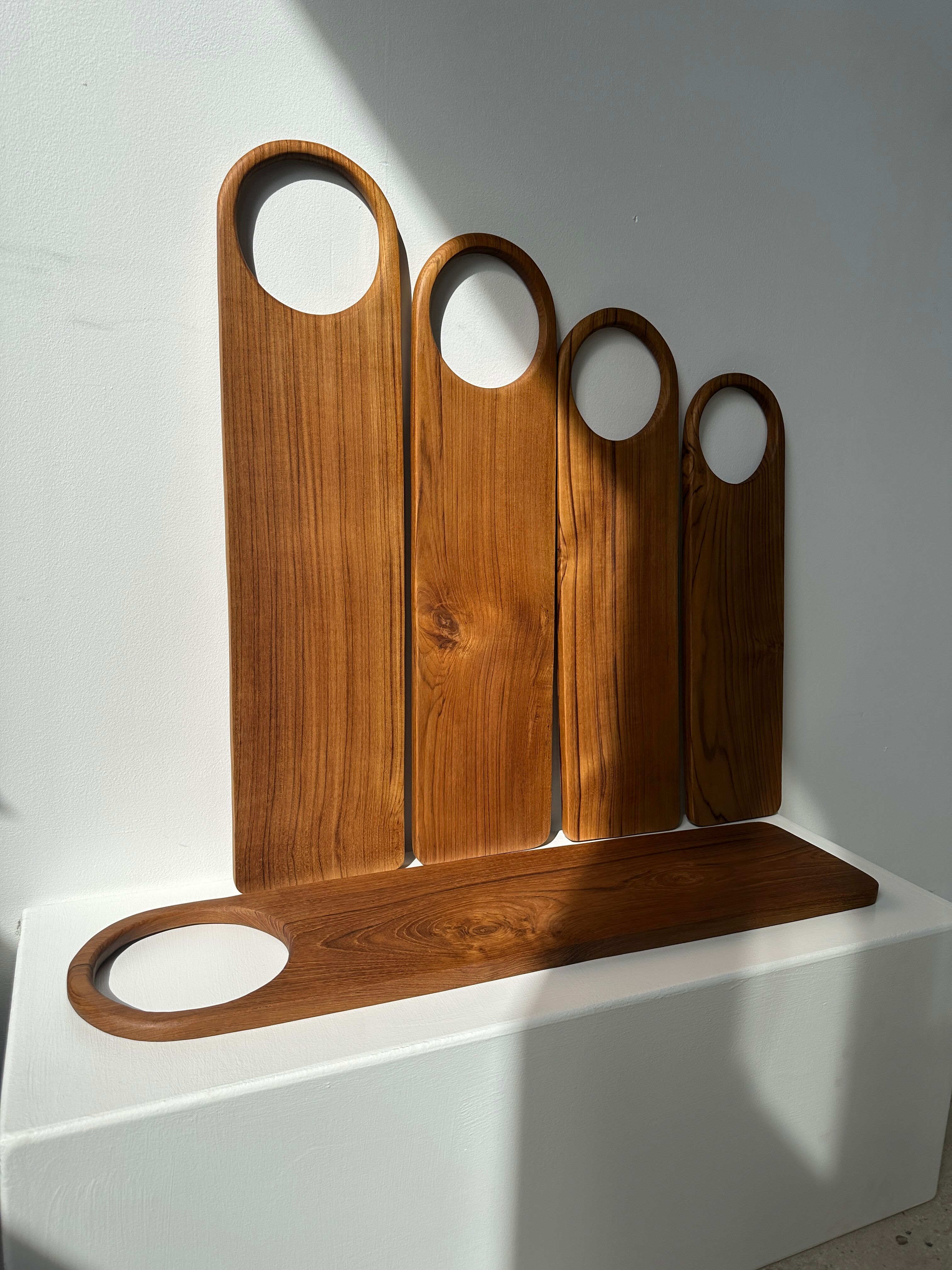 Cutting or presentation board of monoxyl teak with handle (T1)