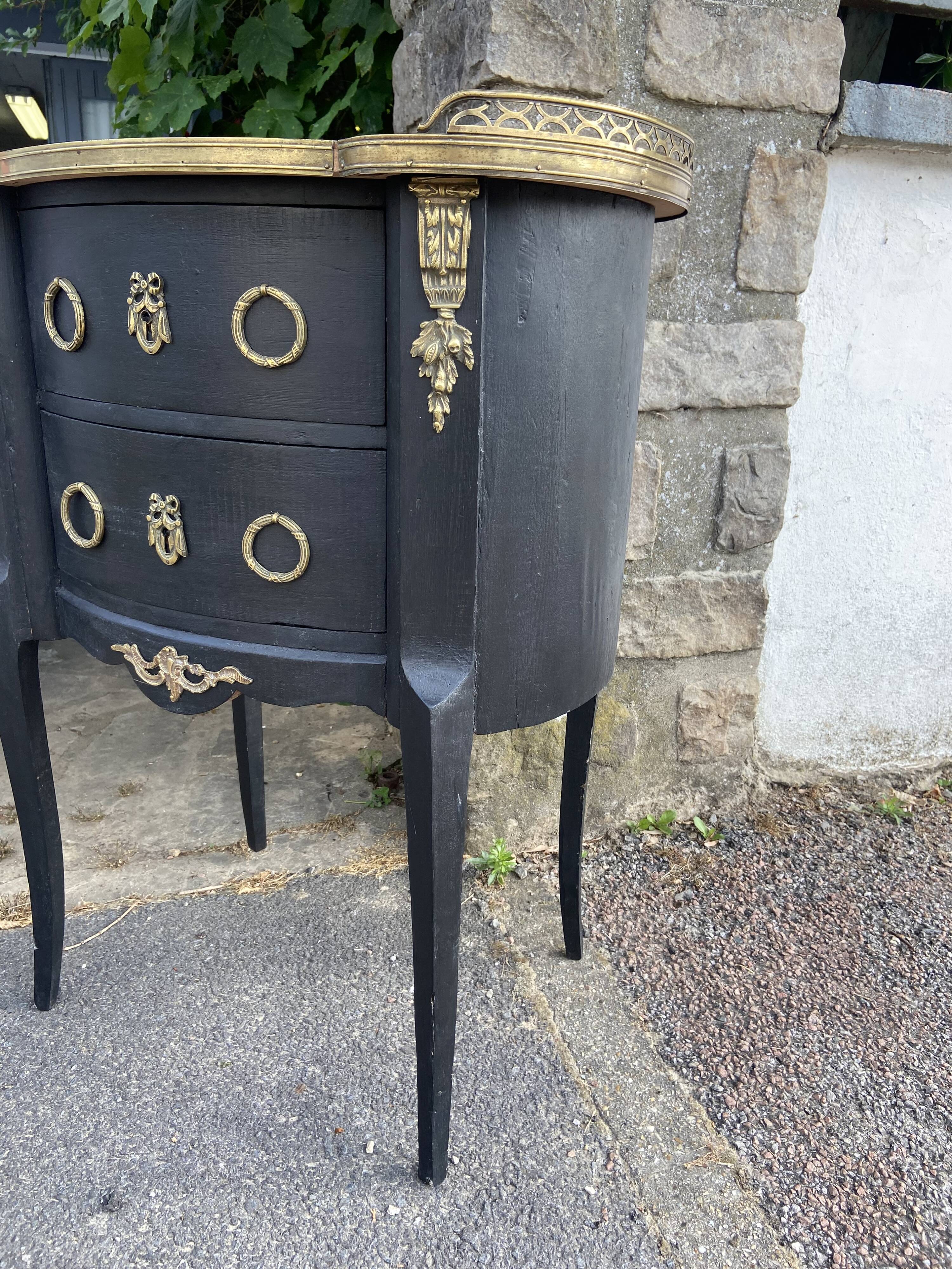 Commode rognon noire de style Louis XV ancienne