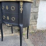 Black kidney chest of drawers in Louis XV old style