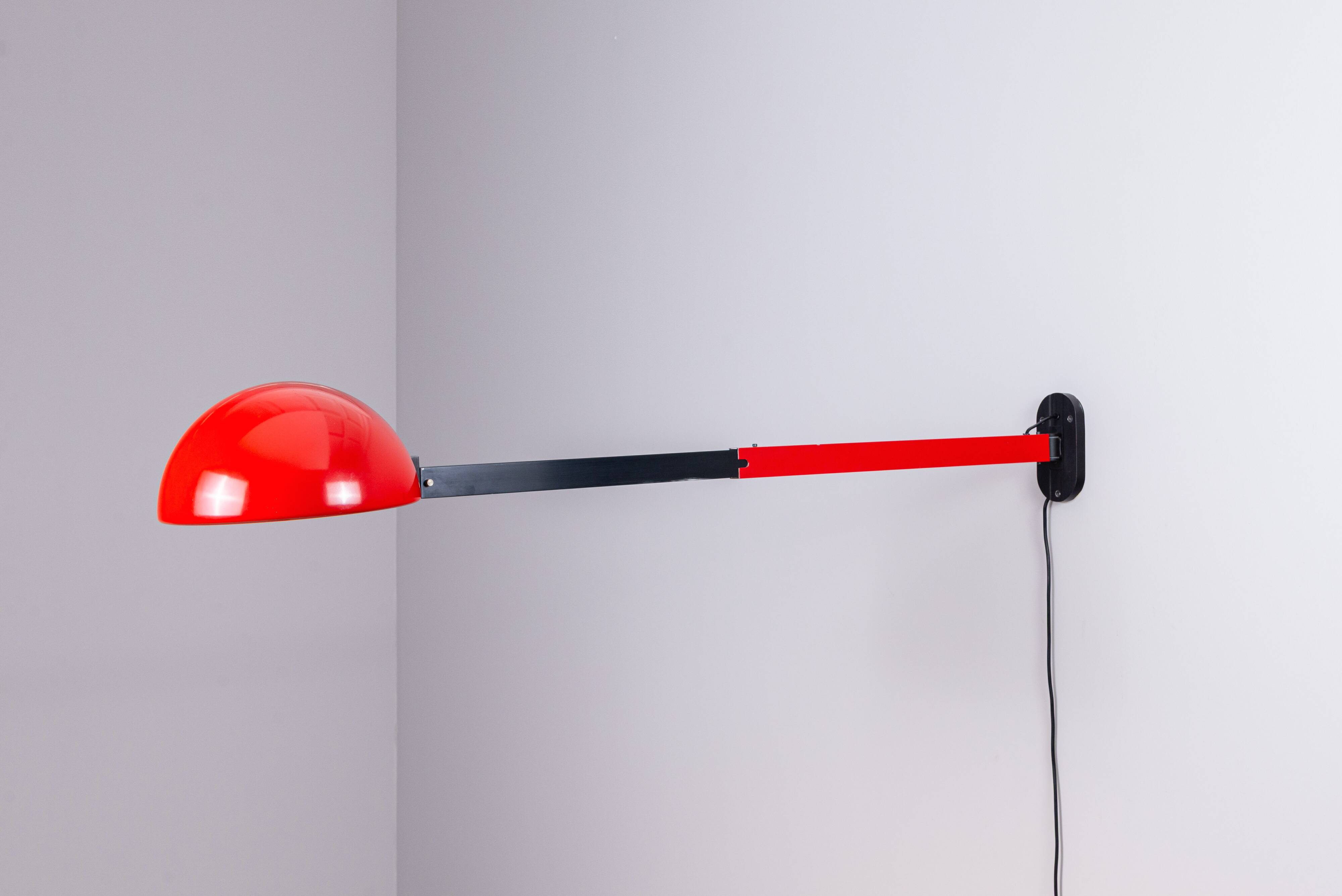 Lampe murale extensible post-moderne en métal rouge