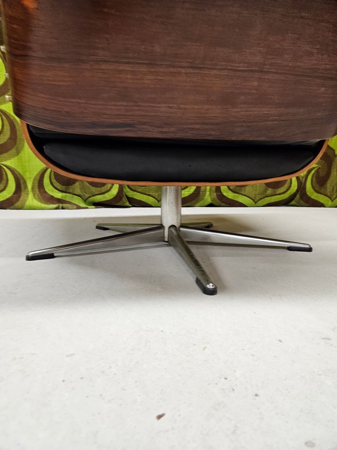 Fauteuil lounge cuir noir 1970 vintage