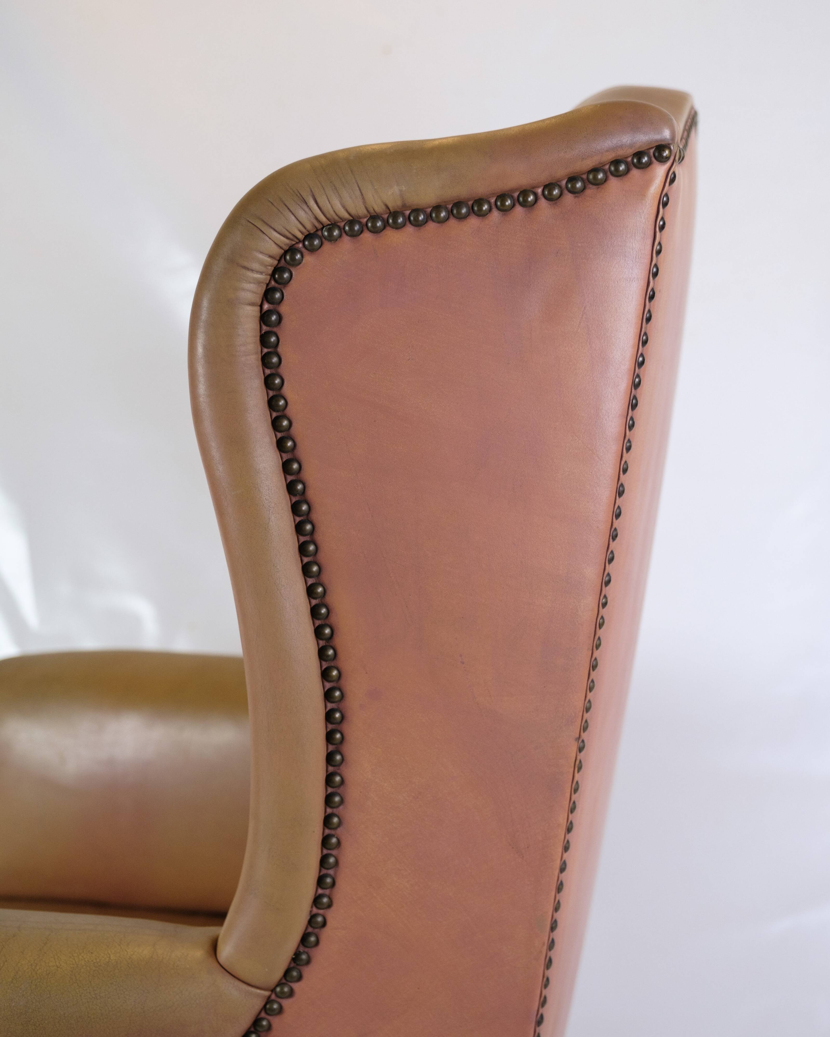 Chaise antique à haut rabat de style Chesterfield des années 1920