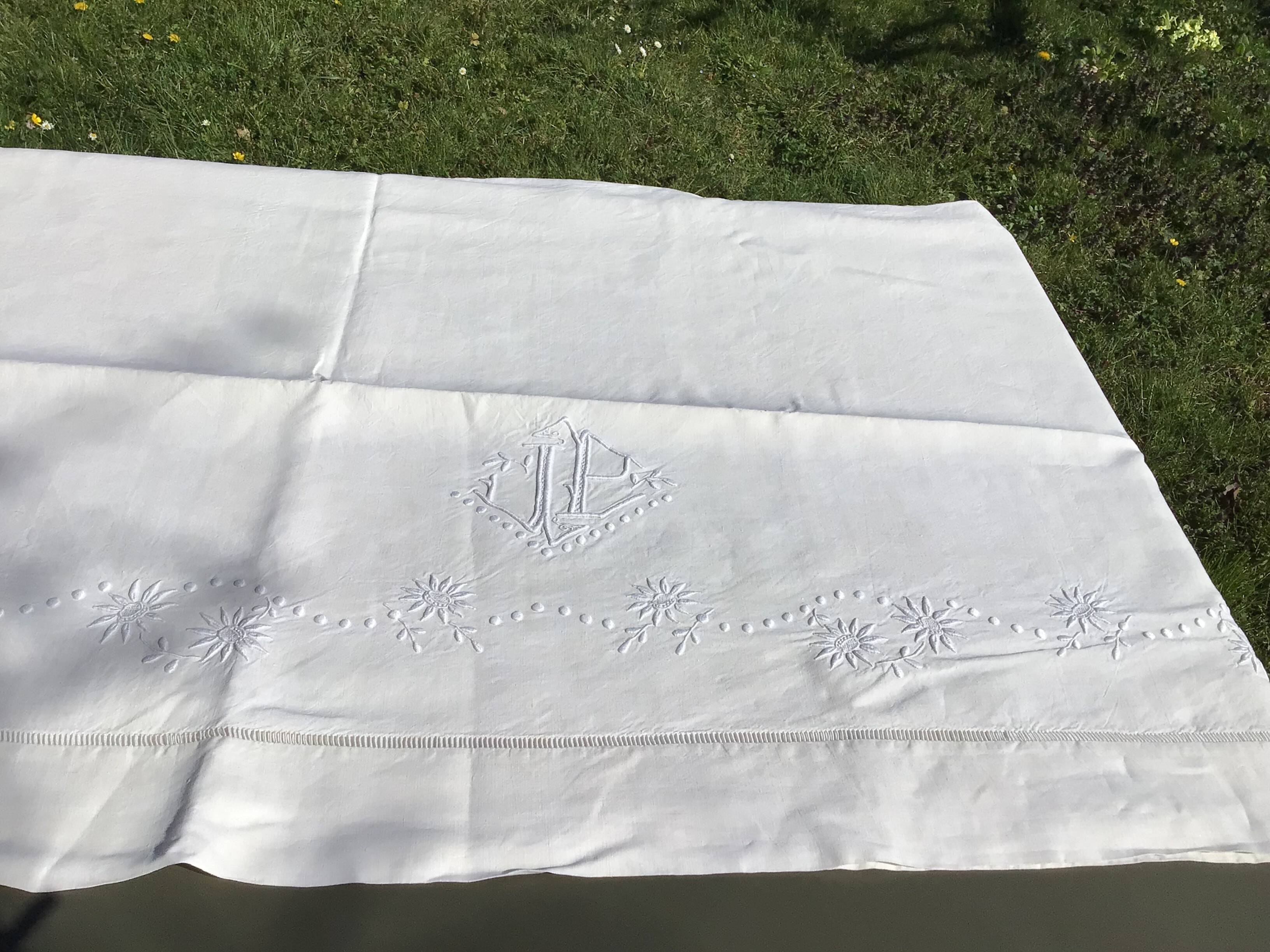 Drape 2 places JP sunflowers and pastilles.