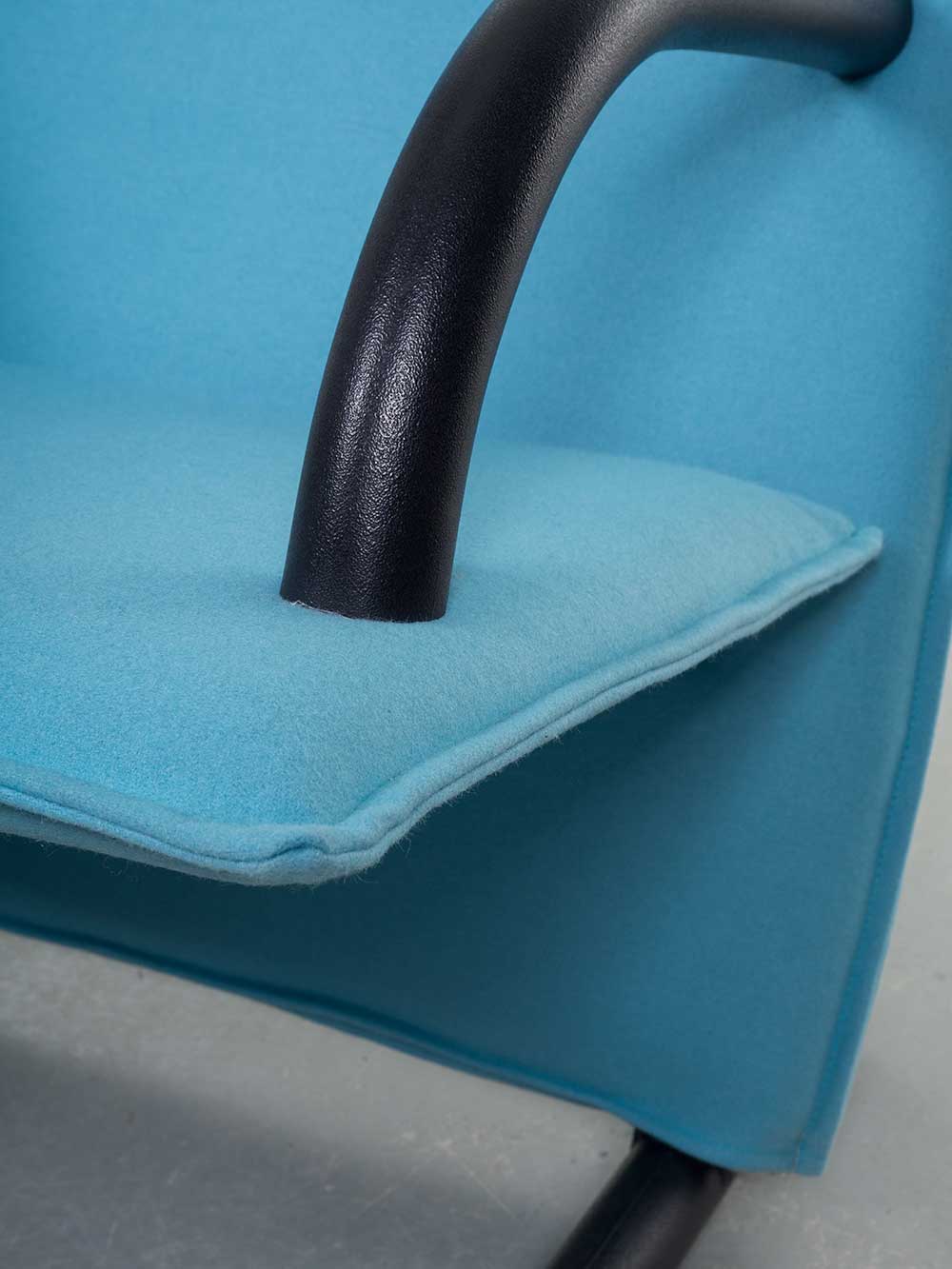 Light blue T-line armchair – Burkhard Vogtherr – Arflex
