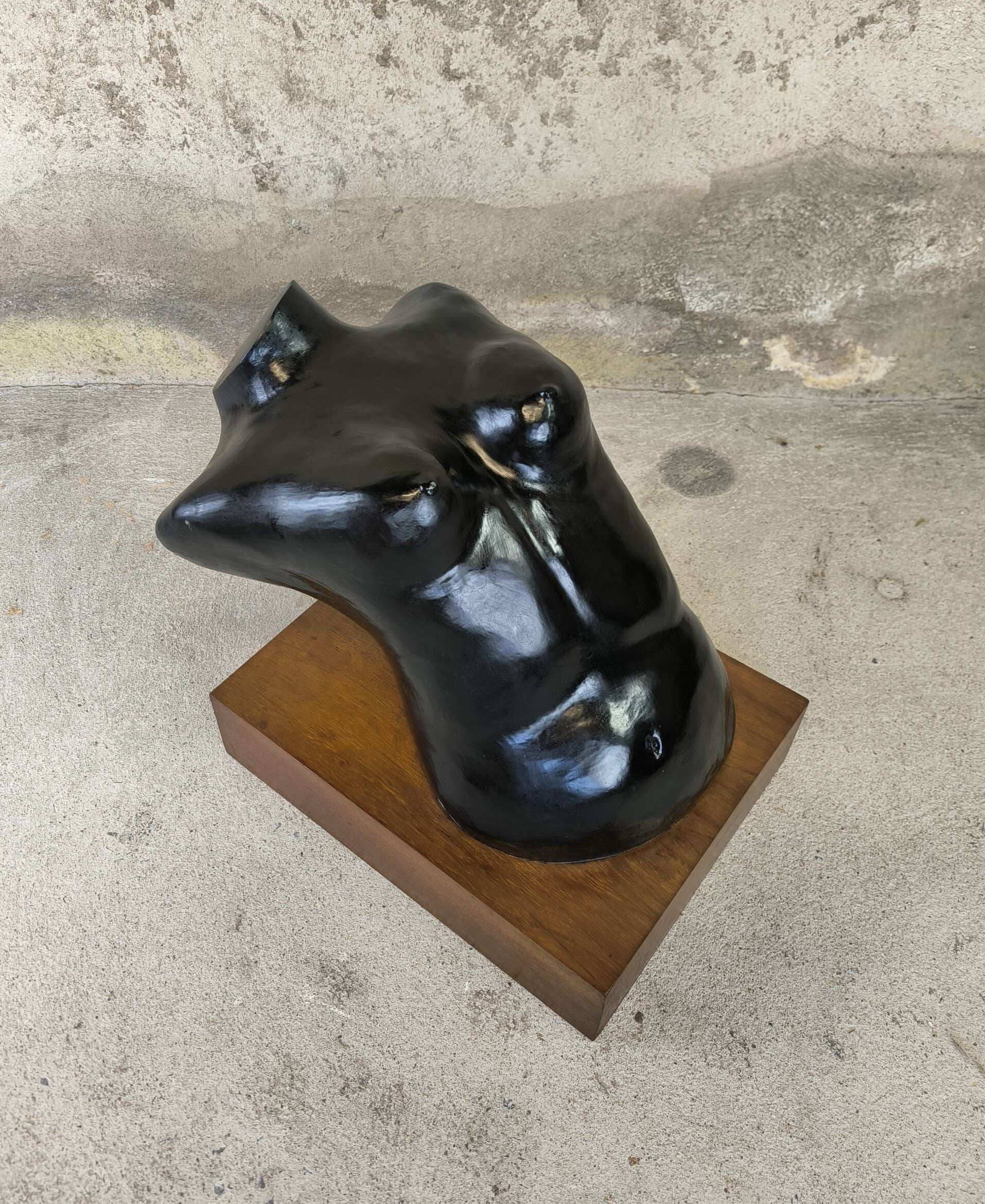 Sculpture buste féminin sur socle bois