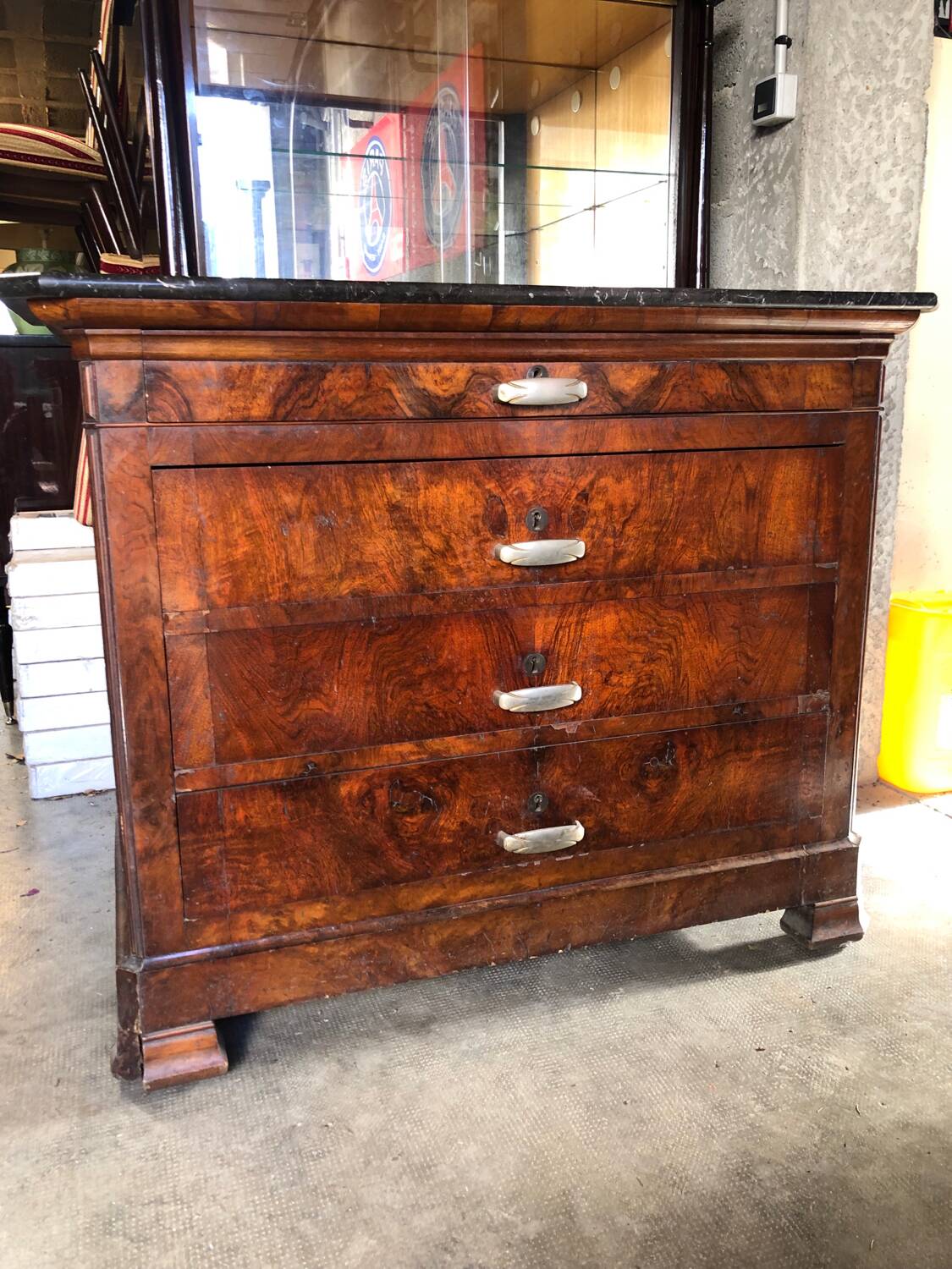 Commode ancienne avec plateau marbre noir