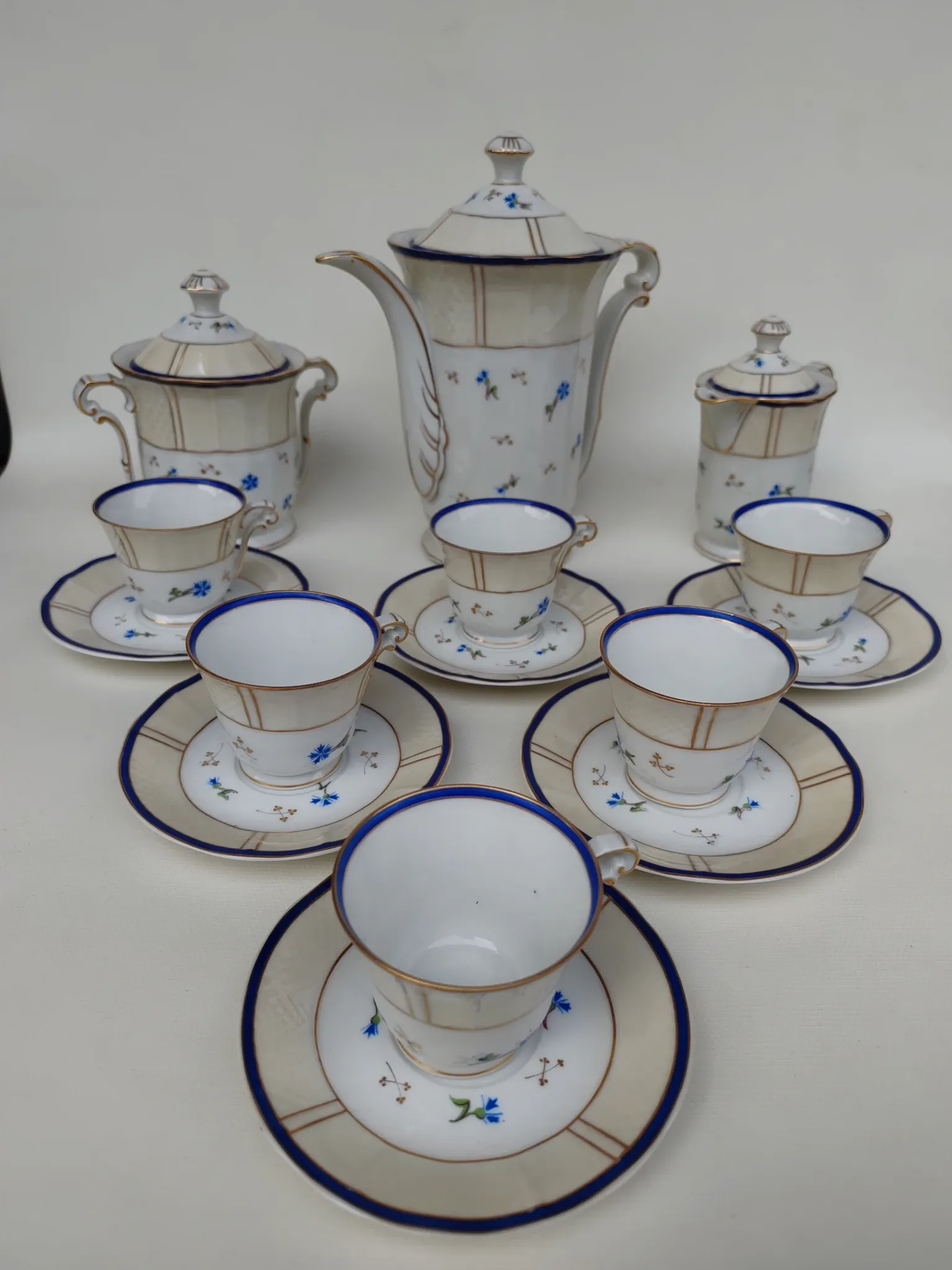 Service à café en porcelaine de Limoges, par Bernardaud. Années 30.