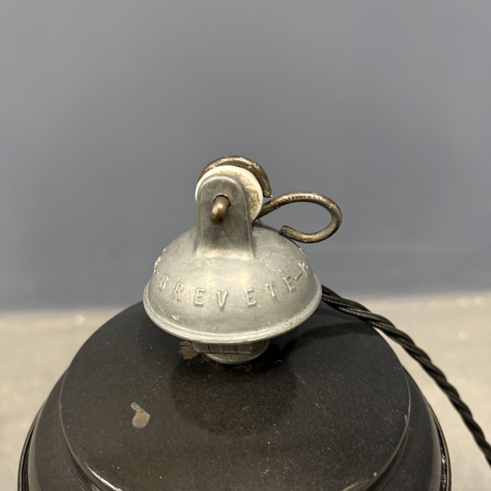 Lampe à suspension industrielle française en émail noir de taille moyenne