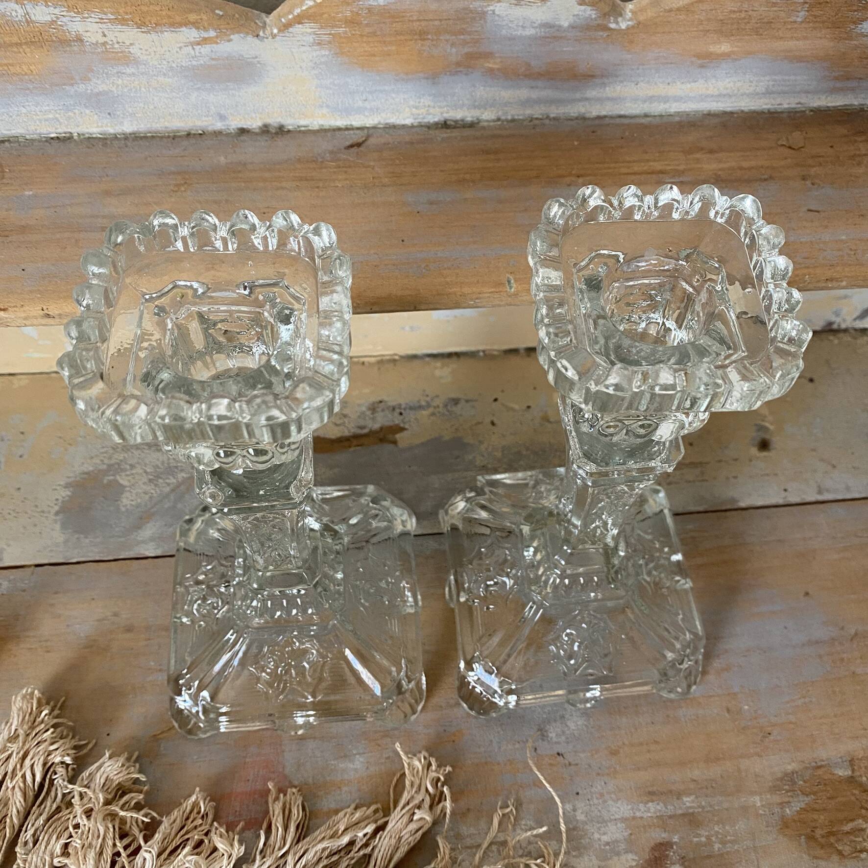 Paire de bougeoirs en verre moulé base carrée