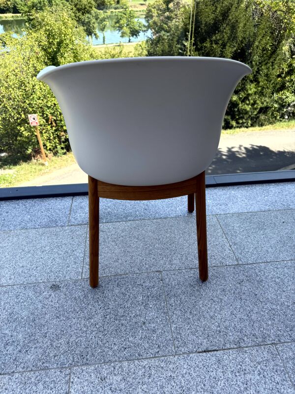 Chaise scandinave “style Elefy”, coque blanche & pieds bois – comme neuve