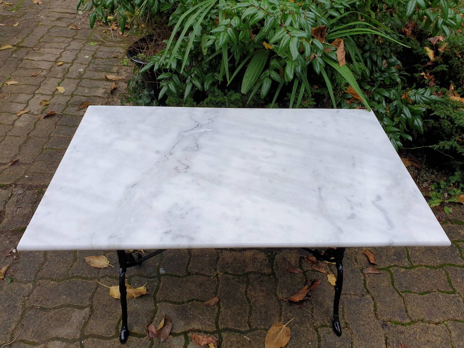 Table bistrot en marbre de carrare et fonte