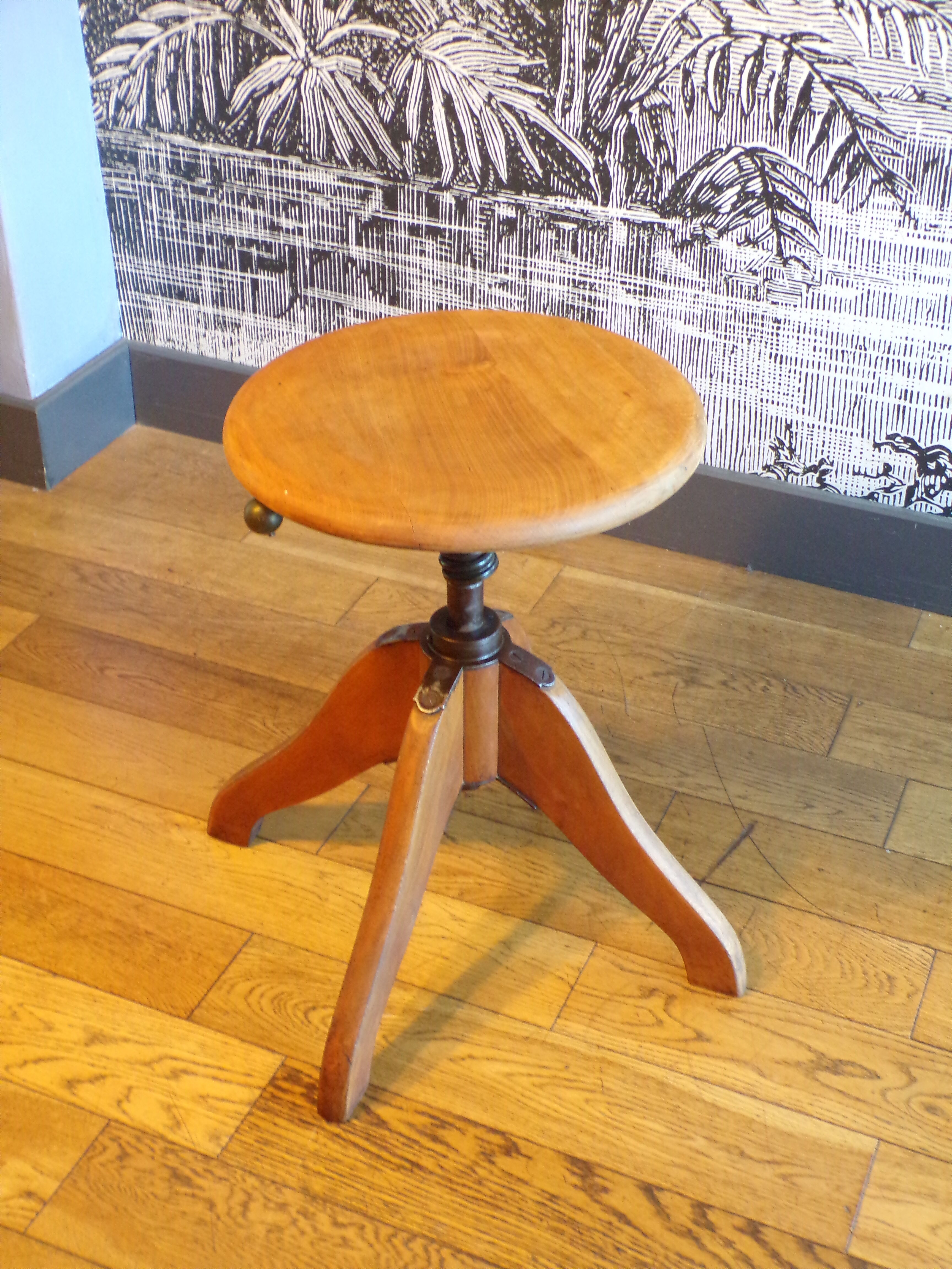 Der Federdreh workshop stool by Albert Stool
