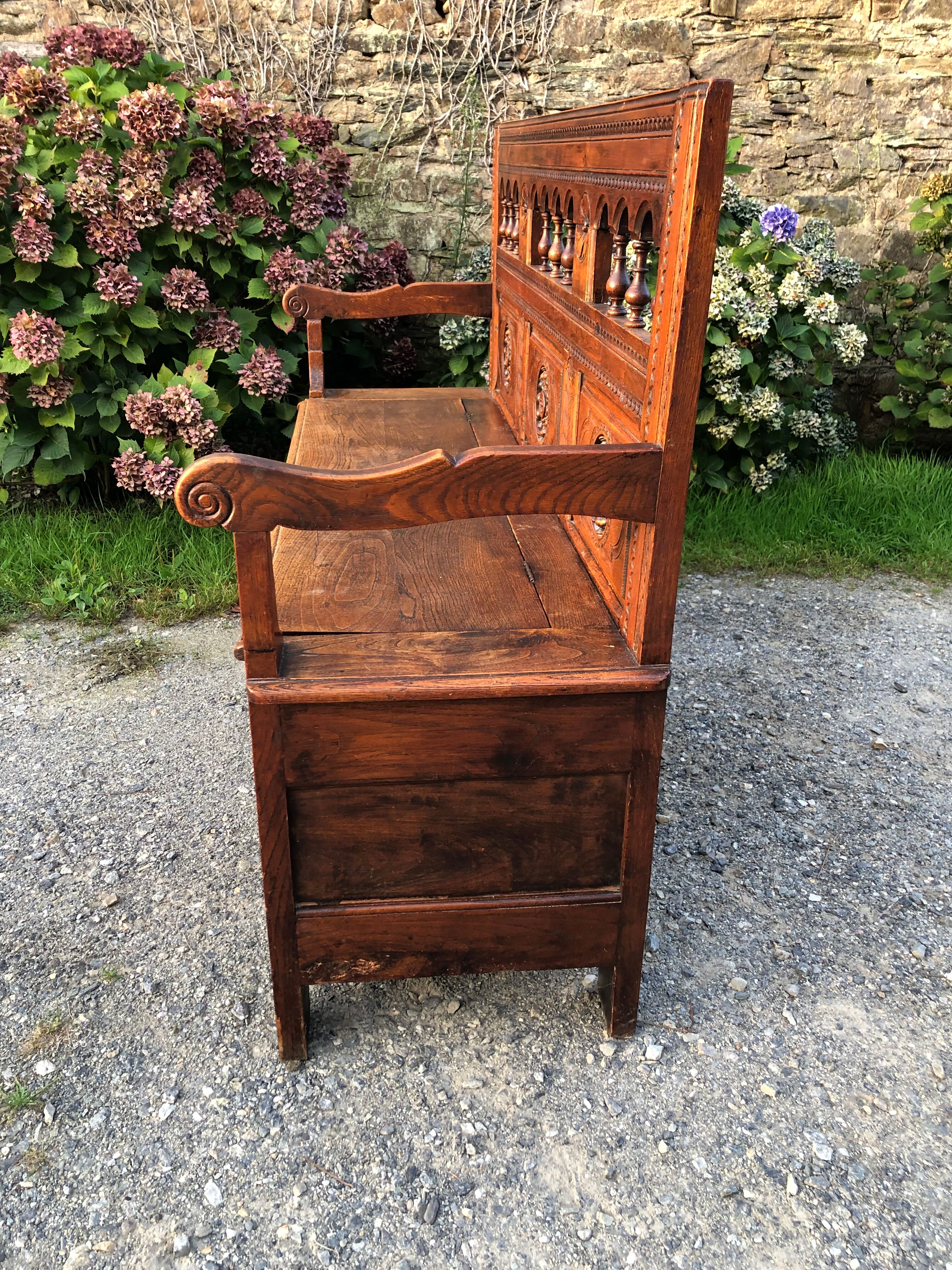 Breton chest bench carved from the early 20th century in solid oak.