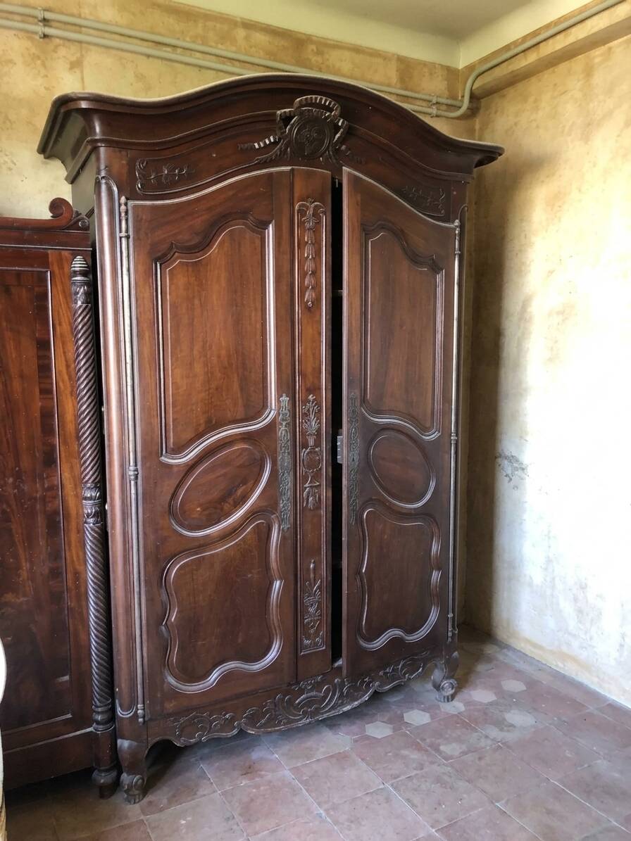 Large Provençal wardrobe in solid walnut, carved – 150x80x264 cm