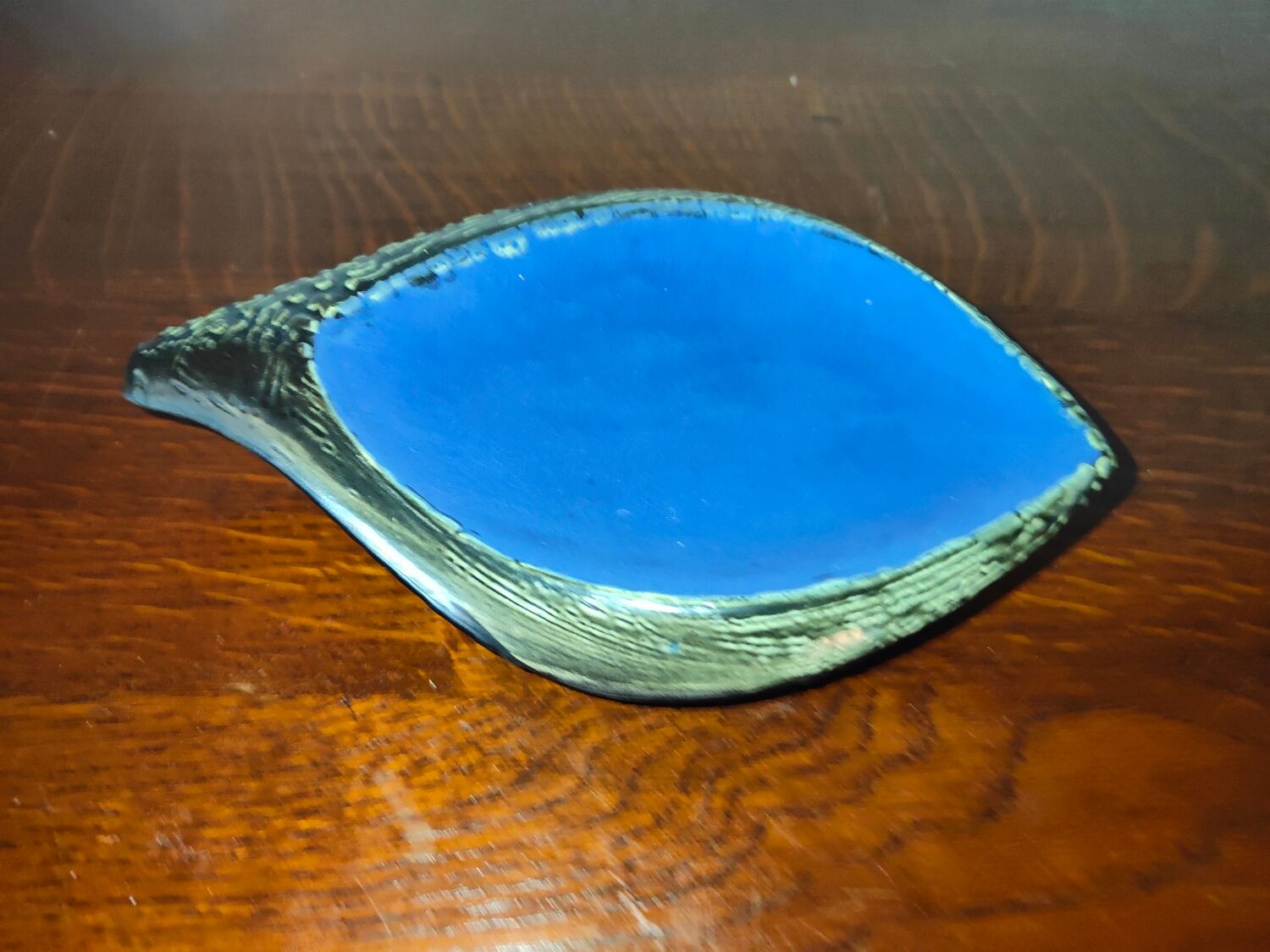Two-tone northern ceramic beggar in the shape of a leaf