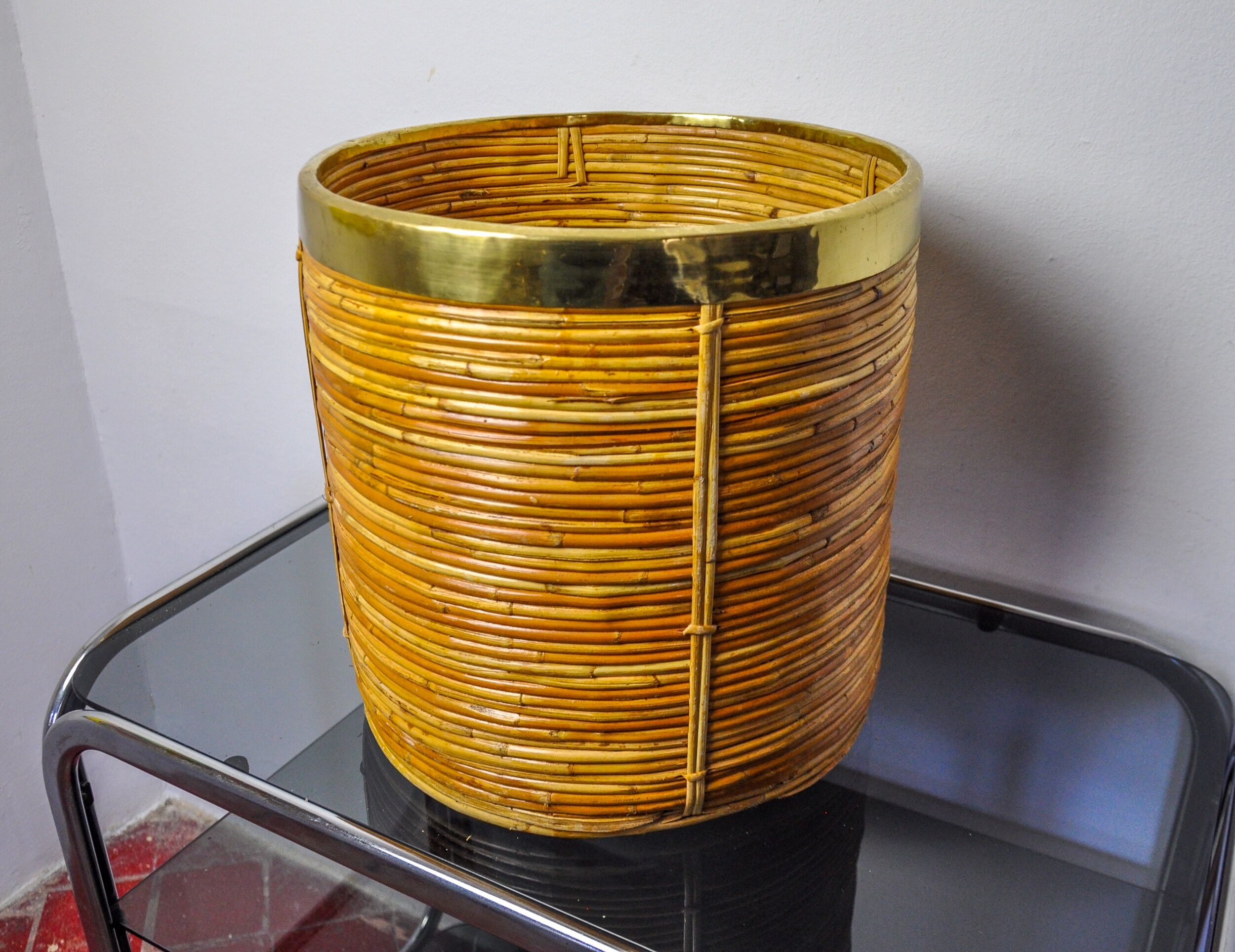 XL basket in rattan and brass, Italy, 1970, 36cm Diam