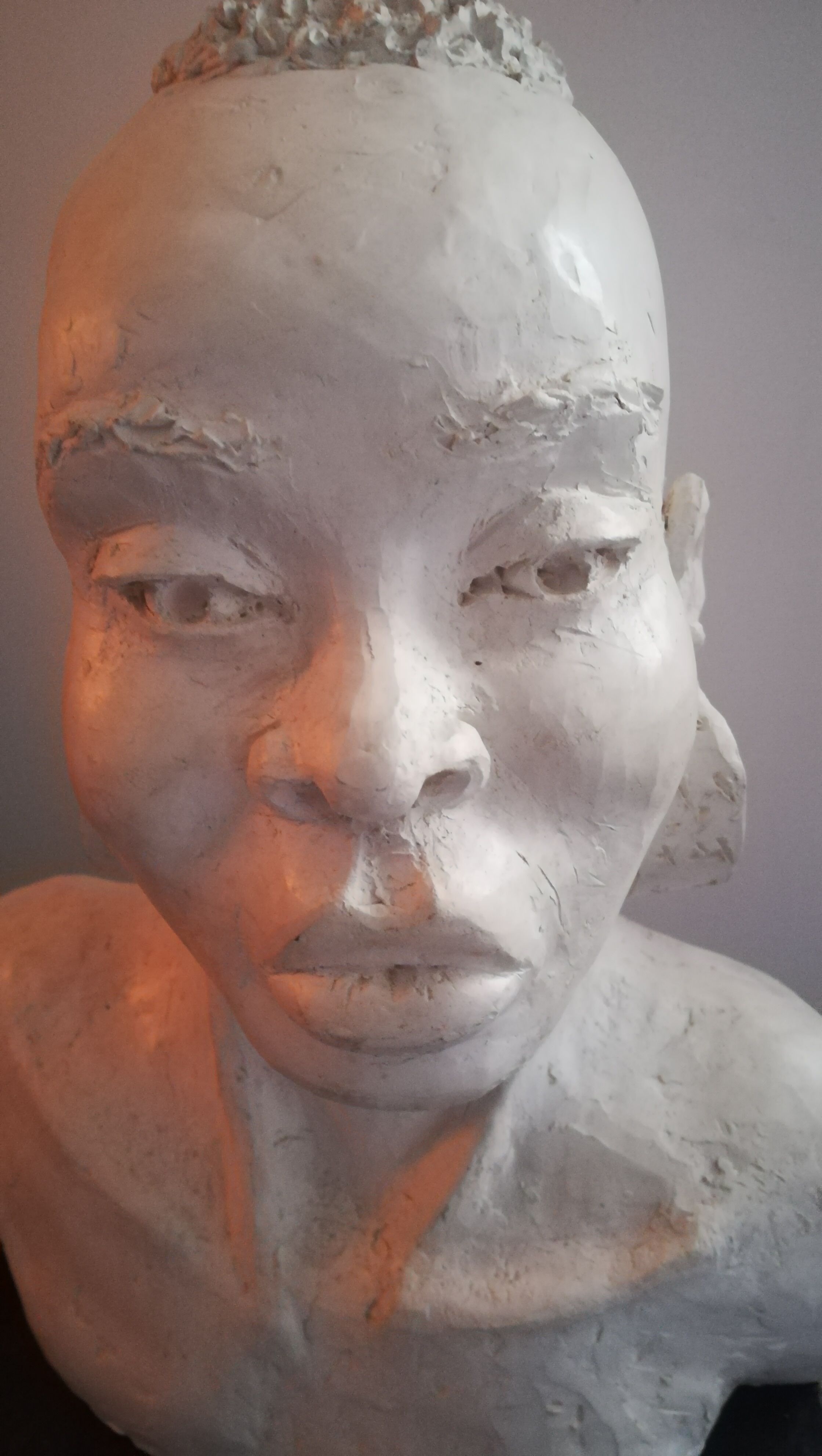 Buste de jeune africaine en plâtre patiné
