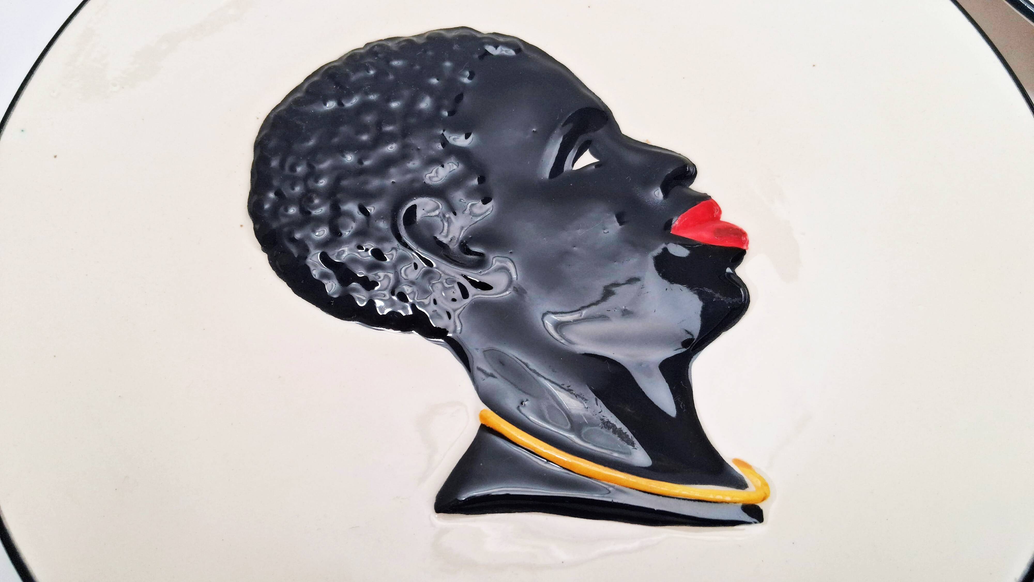 2 assiettes murales en faïence profils africains, 1960