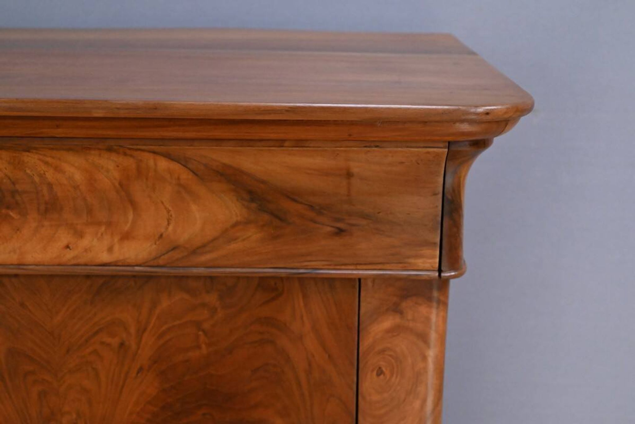 Walnut burl commode, Restoration period – early 19th century