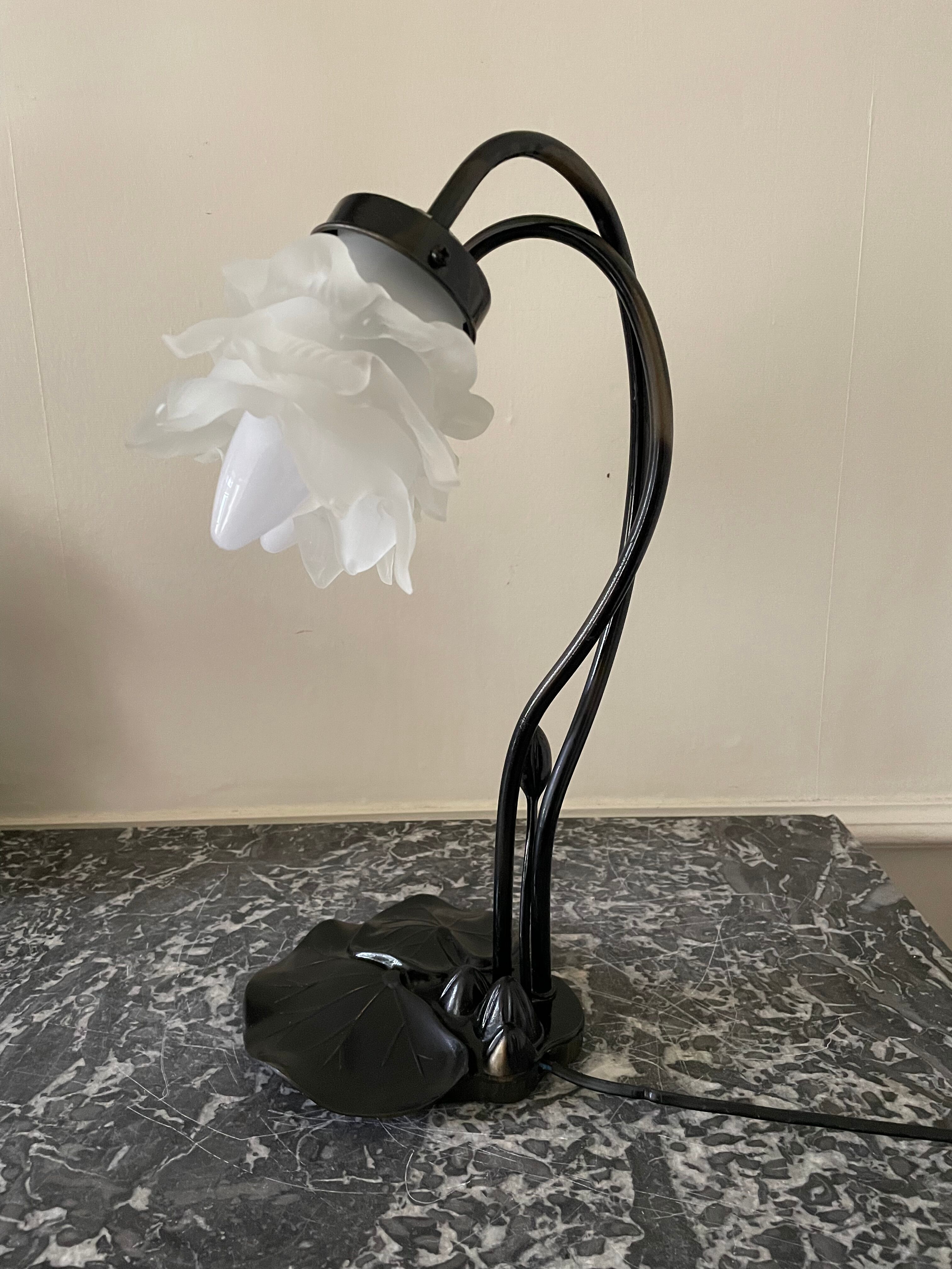 Water lily lamp
