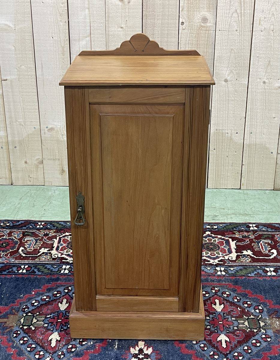 English bedside table in satin wood from the 1930s.