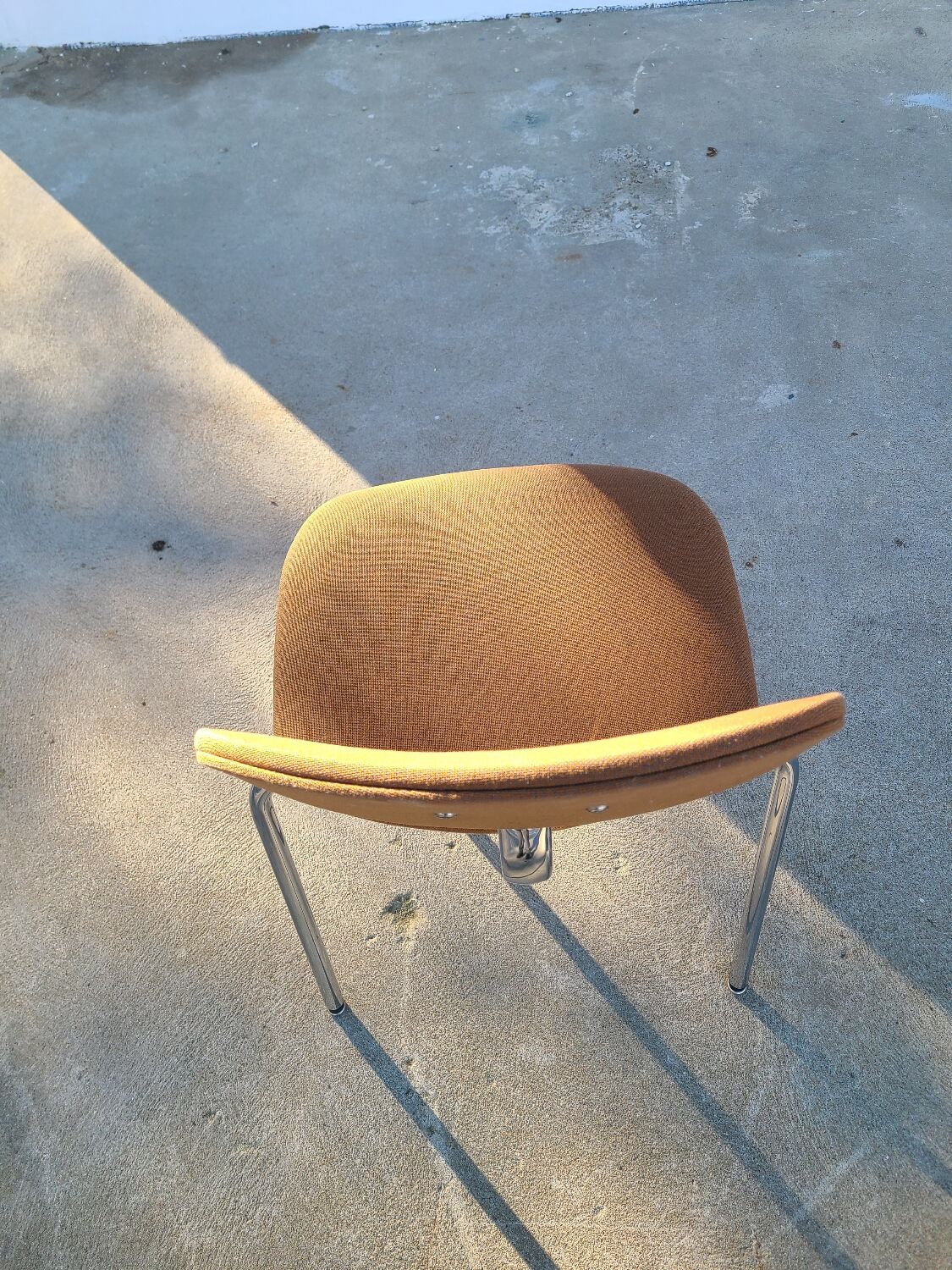 Chaise vintage stafor vers 1980