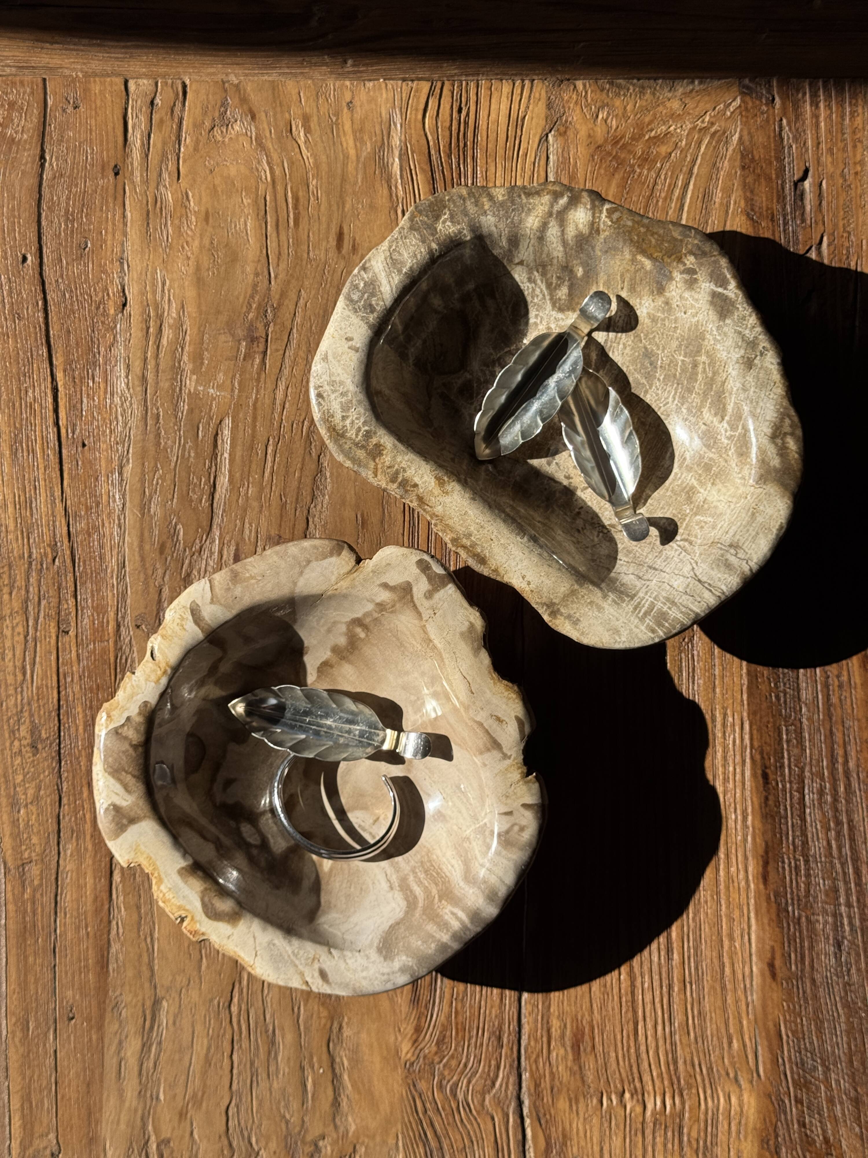Round beige petrified wood bowl D21- 3780