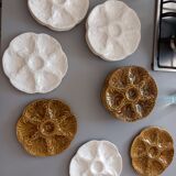 Ensemble assiettes vertes et blanches barbotine + 2 beurriers + 1 coupelle, signé GIEN